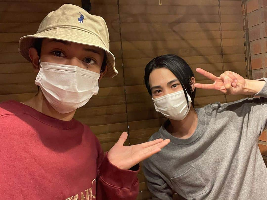 前田隆太朗さんのインスタグラム写真 - (前田隆太朗Instagram)「大山さんとのツーショット！ 大山さん千穐楽の日！！ #YARNS」11月10日 18時22分 - ryu_mae