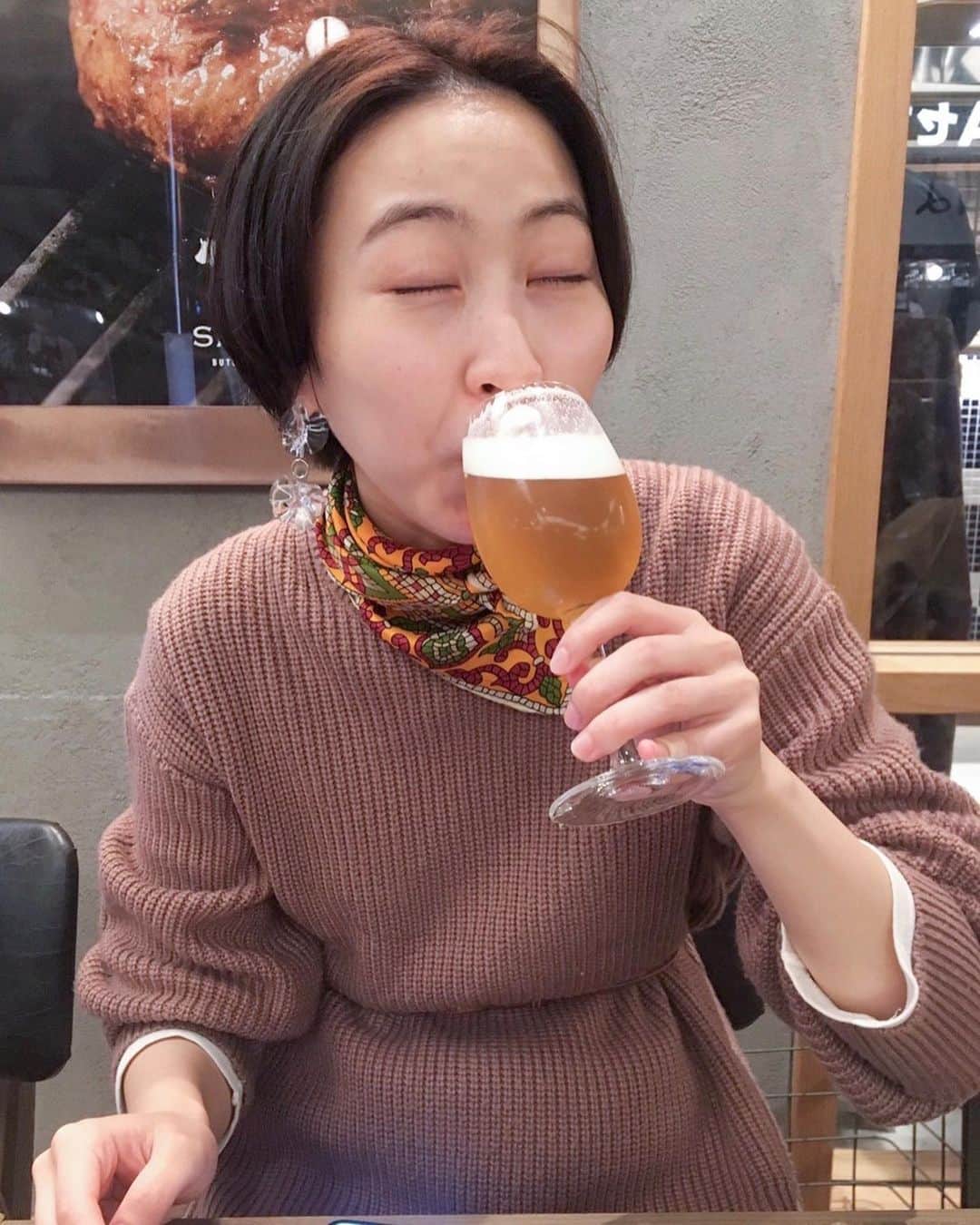 平川はる香のインスタグラム：「. 横浜のハンバーグ屋さんで昼からビールした時の☺︎ 横浜たのしくて美味しくて好き🙆🏻‍♀️ . . . #beerlover#lunchbeer#🍻#🍺」