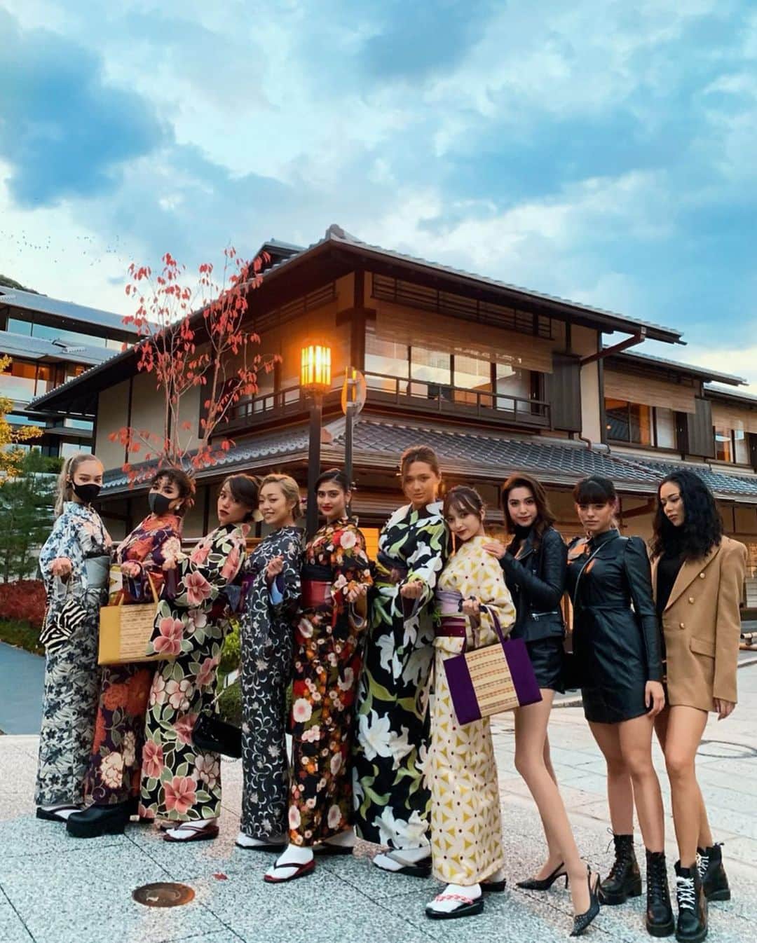 山本マリナのインスタグラム：「🔥KYOTO GIRLS🔥  東京からかわいこちゃん達が沢山集結して京都観光👘 スーパー楽しかった🤤💕  また皆んな遊んでね🥰」