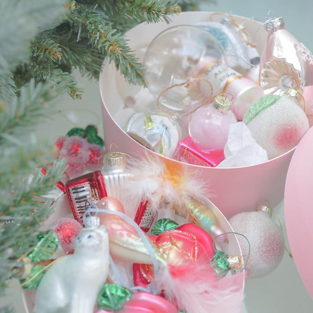 今井キラのインスタグラム：「そろそろクリスマスツリーを飾りたい。。今年はどんなオーナメントを増やそうかな🎄」