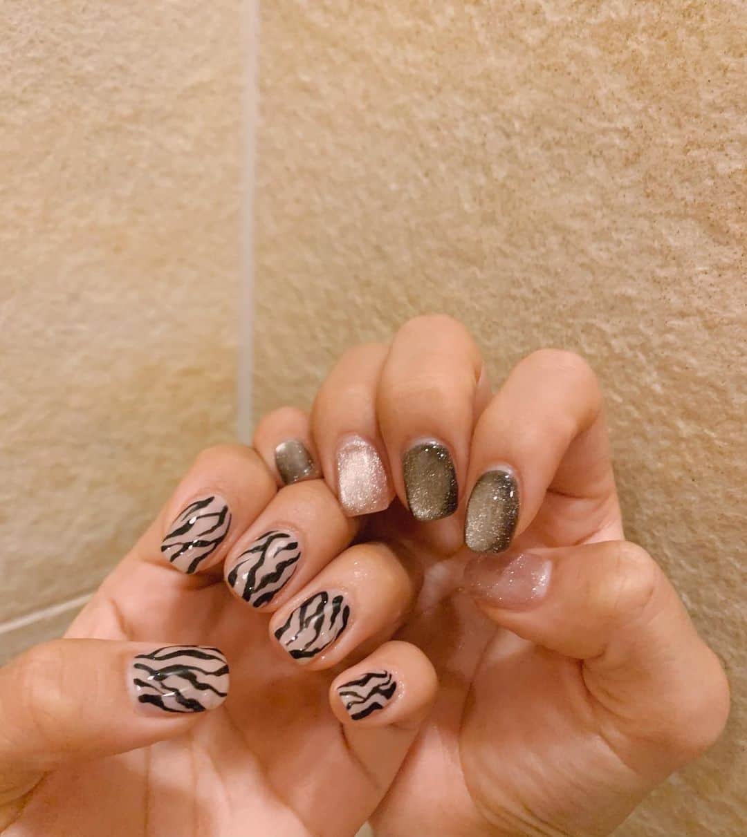 わちみなみのインスタグラム：「アニマル柄にはまってる〜😊﻿ ゼブラ🦓﻿ シマウマってワンってなくらしい。﻿ ﻿ 右手はマグネットネイルで深いブラウンとベージュピンク〜！﻿ 今回も @jun2116_official  ﻿ #ネイル　#ネイルデザイン﻿ #マグネットネイル　#アニマル柄」