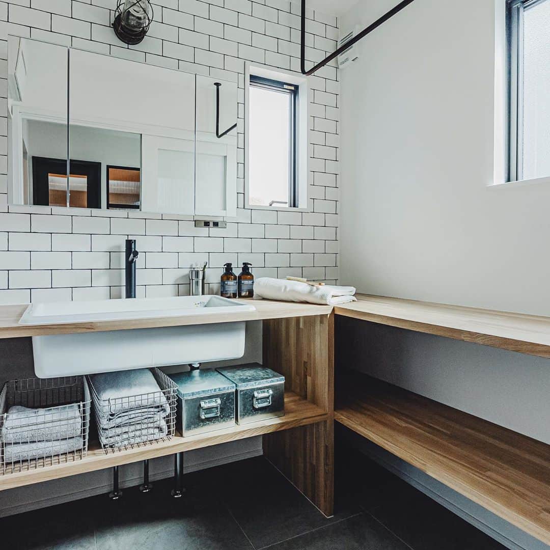 orangehouse （オレンジハウス）さんのインスタグラム写真 - (orangehouse （オレンジハウス）Instagram)「・ Washroom ・ ・ 最新イベント&店舗情報はプロフィールをチェック▽ @orangehouse_tokyo ・ サブアカウント▽ @orangehouse_editors ・ ・ #オレンジハウス #オレンジハウス静岡 #オレンジハウス東京 #一戸建て #注文住宅 #デザイン住宅 #設計事務所 #工務店 #住まい #家づくり #住宅 #夢のマイホーム #暮らしを楽しむ #丁寧な暮らし #施工事例 #洗面所 #洗面所インテリア」11月10日 18時38分 - orangehouse_tokyo