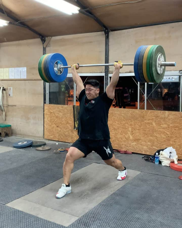 山本俊樹のインスタグラム：「- clean pull ＋ hang power clean & jerk 180 KG  #ウエイトリフティングやろうぜ  #耐えて勝つ #率先垂範 #FINELAB #CHRIO #CHERANDKER」