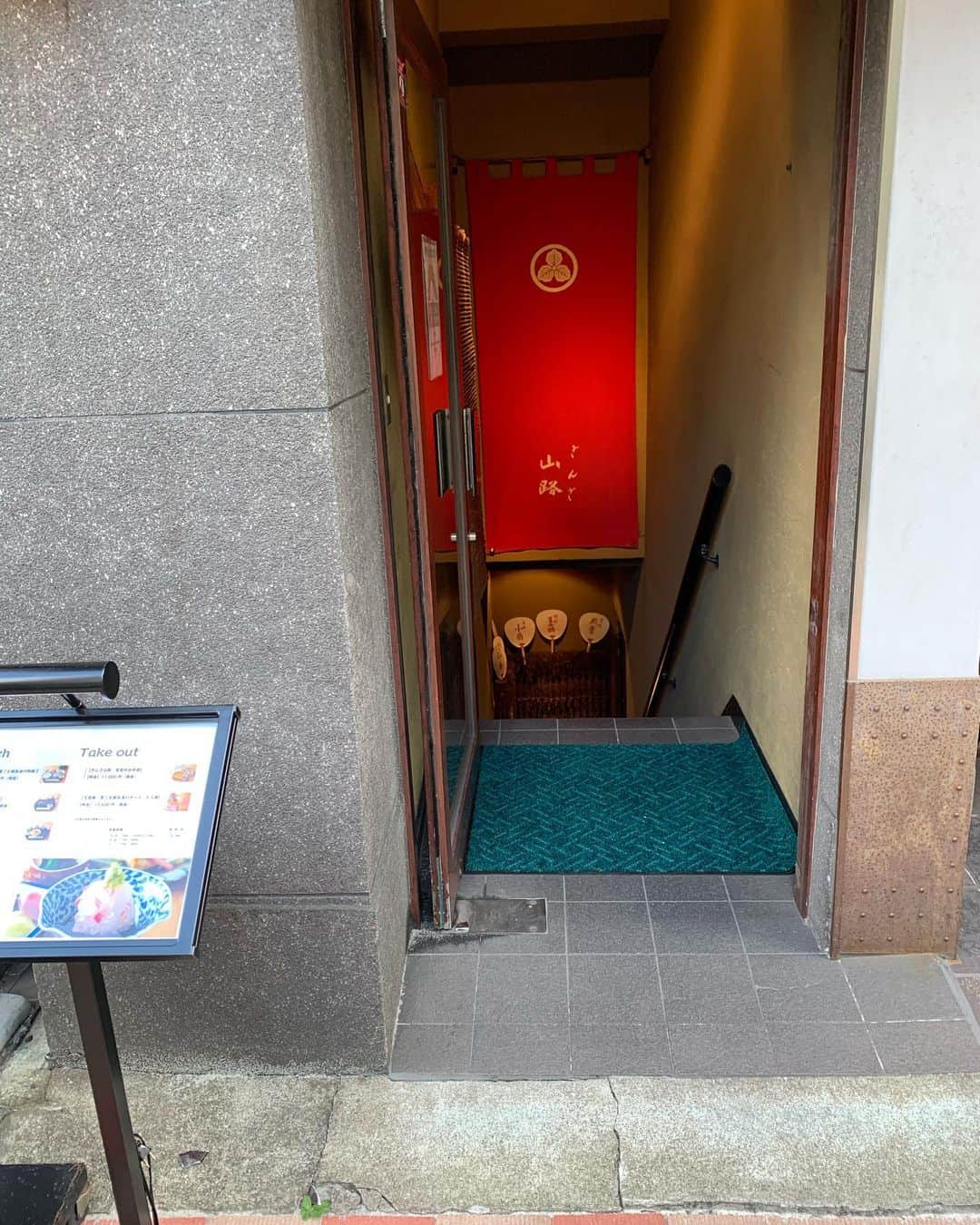 satomiさんのインスタグラム写真 - (satomiInstagram)「🍽🍶🍽🍶 ぎんざ山路(@ginza_yamaji )でご飯💕 6年連続のミシュラン店だよ〜🤤 ・ 「黒ごま鯛茶漬け御膳」を注文しました🌾🌾 すっごい油ののってるぷりぷりの鯛🐟 胡麻ダレもすっごい美味しい〜。 ・ 最後はお茶漬けで食べたよ💕 美味しすぎておかわりしたいぐらいでした﻿💕 ・ お寿司🍣食べたい🍣💕 ・ #ぎんざ山路 #鯛茶漬け  #銀座  #銀座ランチ #銀座ディナー  #ミシュラン  #ミシュラングルメ #さとみのグルメ記録 #割烹料理 #銀座グルメ #東銀座グルメ銀座 #新橋グルメ #寿司 #和食 #sushi #ミシュランランチ #お一人様ランチ #お一人様グルメ #お魚グルメ」11月10日 18時36分 - saatoomii47