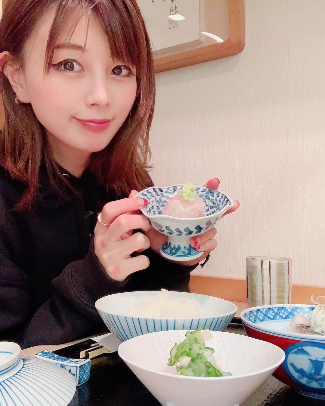satomiさんのインスタグラム写真 - (satomiInstagram)「🍽🍶🍽🍶 ぎんざ山路(@ginza_yamaji )でご飯💕 6年連続のミシュラン店だよ〜🤤 ・ 「黒ごま鯛茶漬け御膳」を注文しました🌾🌾 すっごい油ののってるぷりぷりの鯛🐟 胡麻ダレもすっごい美味しい〜。 ・ 最後はお茶漬けで食べたよ💕 美味しすぎておかわりしたいぐらいでした﻿💕 ・ お寿司🍣食べたい🍣💕 ・ #ぎんざ山路 #鯛茶漬け  #銀座  #銀座ランチ #銀座ディナー  #ミシュラン  #ミシュラングルメ #さとみのグルメ記録 #割烹料理 #銀座グルメ #東銀座グルメ銀座 #新橋グルメ #寿司 #和食 #sushi #ミシュランランチ #お一人様ランチ #お一人様グルメ #お魚グルメ」11月10日 18時36分 - saatoomii47
