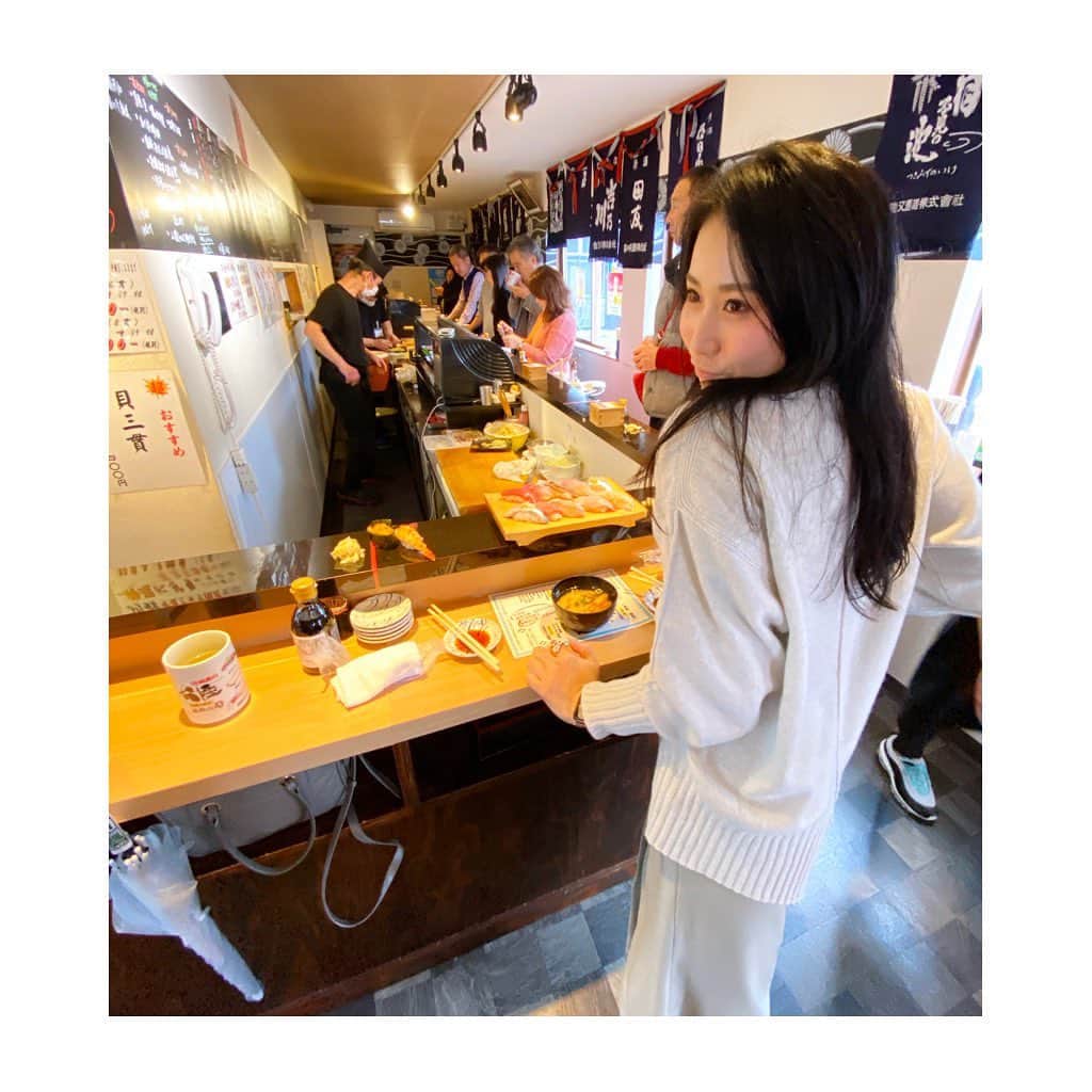 宇田恵菜さんのインスタグラム写真 - (宇田恵菜Instagram)「Nigata!! 2日目は日本一高いそして美味しい回転寿司と言われる、佐渡　弁慶！！！ しかし開店時間にはすでに行列。 味は同じという事で、立ちの弁慶へ。 もーただひたすらに日本海、そして佐渡のお魚が美味しかった。 炙りのどぐろは神！行きたかった弥彦神社に、現地のドライバーさんに教えていただいた、都酒店さん。 レアな日本酒買いたいならわざわざ行くべし！！！酒粕アイスも美味しかった🤤💓 ------------------------------- #なんのポーズ　  #casting  #actress #shortfilm #キャスティング #役者  #filmingcrew #filming #撮影中 #撮影クルー #leadactress #女優 #actresslife #スチール撮影 #黒髪 #blackhair  #愛媛出身　#新潟旅行　#誕生日旅行」11月10日 18時37分 - ena2727