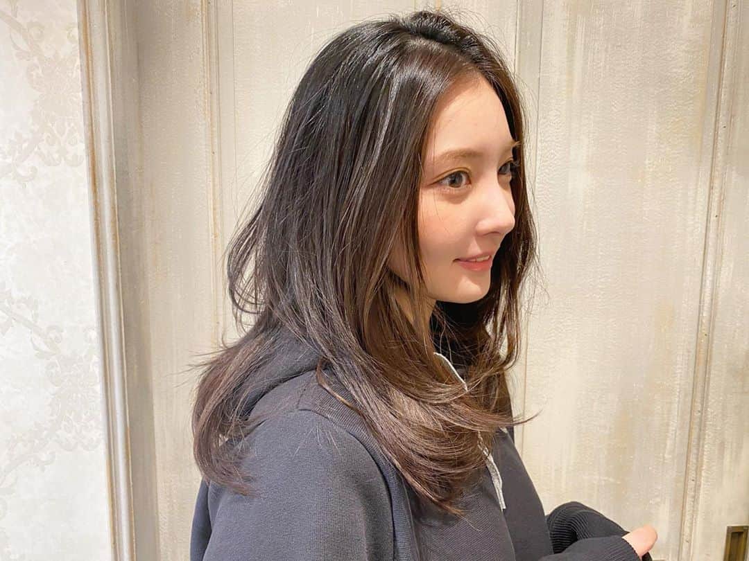大石絵理のインスタグラム：「@roi_salon でケアを続けていたらこどものようなツヤツヤヘアになってきました☺️❣️髪質改善ストレートというのをやったんですが、ストレートパーマみたいにシャキっとまっすぐなるのではなくクセを伸ばして柔らかくしてくれるようなイメージです😇 私の場合内側にクセがあって悩んでいたんですが、これをしてからアイロンを使わなくてよくなりました❤️本当に楽になって、起きてから出るまで30分！男子の早さです🤣野口さん、roiの皆さんありがとう❤️❤️❤️」