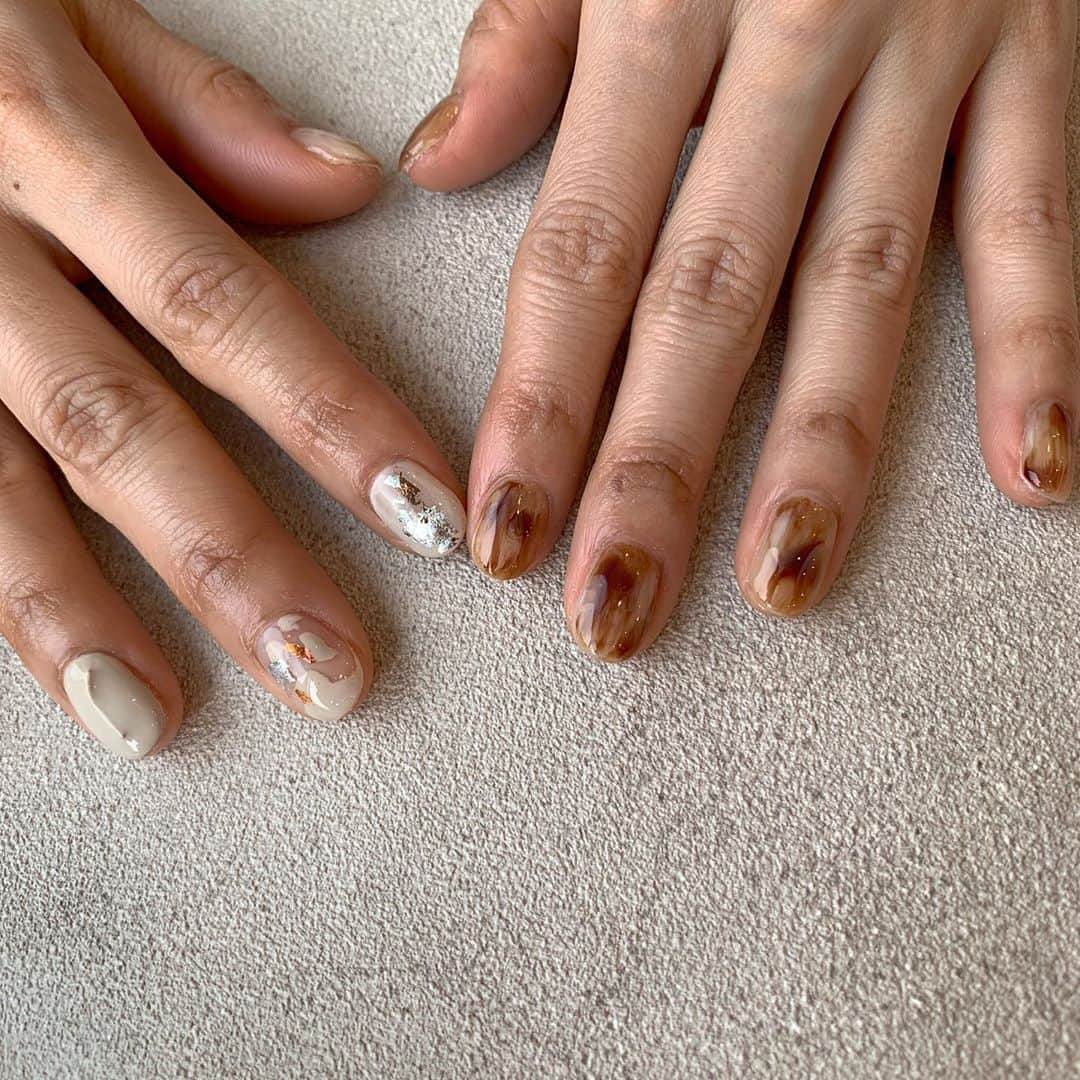 sapporo nail 【 Aster 】さんのインスタグラム写真 - (sapporo nail 【 Aster 】Instagram)「﻿ ﻿  ﻿ 合わせやすい white×brown𓂃﻿ つや感たっぷりのnuance nailに◎﻿ ﻿ ﻿ seina﻿ ﻿ ﻿ ﻿ ＿＿＿＿＿＿＿＿＿＿＿＿＿＿＿＿＿＿＿＿﻿ ﻿ atelier Libertéは スタッフ全員が﻿ サロンの1席を借りてそれぞれが﻿ オーナーとして営業している﻿ 新しいstyleのネイルサロンです。﻿ ﻿ そのため使用素材や得意とするアートのタッチは﻿ スタッフにより異なります𓂃 𓈒✍︎﻿ ご予約の際は各スタッフのアカウントを﻿ CHECKして気に入ったデザインがあれば﻿ ご指名でのご予約をおススメ致します𓍯﻿ ﻿ ﻿ ﻿ ﻿ seina→@atelier_liberte_nail (指名料500yen)﻿ yukari→@atelier_liberte_yukari (指名料free)﻿ yukina→@atelier_liberte_yukina (指名料free)﻿ akari→@atelier_liberte_akari(指名料free)﻿ ﻿ ﻿ ﻿ 各スタッフアカウントもご覧ください𓂃 𓈒✍︎﻿ やりたいアートやつけたいパーツがある場合は﻿ ご指名でのご予約がオススメです𓂅﻿ ﻿ ﻿ ﻿ ﻿ ﻿ ﻿ 𓂃𓂃𓂃𓂃𓂃𓂃𓂃𓂃𓂃𓂃𓂃𓂃𓂃𓂃𓂃𓂃𓂃𓂃𓂃﻿ ﻿ ⚠️ ご予約のお時間には必ず到着しておりますよう、よろしくお願い致します。遅れてしまいますとその後のご予約状況によっては施術をお断りさせて頂く場合もございますので、遅れそうな場合は必ずお電話にてお問い合わせください。080-4500-8832﻿ ﻿ ⚠️先日キャンセルはお席代として1500円/当日キャンセルはお席代として2,000円(無断の場合は3,000円)次回ご来店時にご請求させていただきますので予めご了承くださいませ。﻿ ﻿ 𓂃𓂃𓂃𓂃𓂃𓂃𓂃𓂃𓂃𓂃𓂃𓂃𓂃𓂃𓂃𓂃𓂃𓂃𓂃﻿ ﻿ 当店ではジェルネイルをする過程で、﻿ 一番自爪に負担をかける【アセトンでの除去】を﻿ フィルイン（ベースの一層残し）で施術しております﻿ 正しいフィルインで健康な自爪へ✴︎﻿ 丁寧な甘皮ケアとフォルム形成でお爪を綺麗に魅せます✔︎﻿ ﻿ ﻿ ﻿ . ＿＿＿＿＿＿＿＿＿＿＿＿＿＿＿＿﻿ ﻿ ﻿ ﻿ 《𝐚𝐭𝐞𝐥𝐢𝐞𝐫 𝐋𝐢𝐛𝐞𝐫𝐭𝐞店舗情報》﻿ ﻿ place: 札幌市中央区南1条西8丁目9  BB1・8ビル5階﻿ ﻿ TEL :  080-4500-8832﻿ ﻿ open 10:00 close 22:00﻿ ﻿ ﻿ ﻿ 《ご予約方法》﻿ ﻿ ✺ご予約専用LINE➠@zzr4693w﻿ お名前フルネーム(カタカナ)﻿ お電話番号﻿ ご希望のお日にち(第3希望まで)﻿ ご希望コース オフの有無﻿ ﻿ 上記を記載の上ご連絡下さい✍︎。﻿ ﻿ ﻿ ✺当日のご予約・お問い合わせ➠﻿ お電話にてお問い合わせ下さい⚠︎﻿ ☎︎080-4500-8832﻿ ﻿ ﻿ ＿＿＿＿＿＿＿＿＿＿＿＿＿＿＿＿＿＿﻿ ﻿ #札幌ネイルサロン#ネイルデザイン #札幌ネイリスト #札幌 #札幌ネイル #フィルイン #nail #シンプルネイル #クリアネイル #札幌フィルイン#マグネットネイル #水彩ネイル#札幌ニュアンスネイル #カメラ女子#ネイル#札幌フィルインサロン #天然石ネイル #オーロラネイル #クリアネイル #ショートネイル #天然石ネイル #秋ネイル #オータムデザイン #オータムネイル#マグネットネイル #カフェラテネイル #カフェオレネイル ﻿ ﻿ ﻿」11月10日 18時42分 - seina.kato___