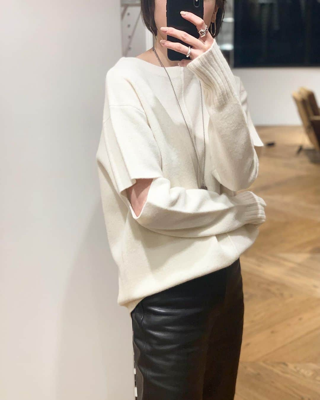 二ノ宮和佳子さんのインスタグラム写真 - (二ノ宮和佳子Instagram)「Slit Knit @aewen_matoph   ウールカシミア糸を使用した すこーし圧縮感のあるニット 肘のスリットをポイントに、程よくゆとりのあるシルエットに仕上げました 私はフロントをインにして着ています  これからの季節はブラウスやカットソーとレイヤードしたり、肌寒くなってきても色んなスタイリングが楽しめるニット 指抜きをつけたので、アームウォーマー風にも着れちゃいますよ 他に、ダークグレー、ライトグレー、イエローがあります  #aewenmatoph #イウエンマトフ #slitknit #unitedarrows #ユナイテッドアローズ」11月10日 18時42分 - wakako.ninomiya