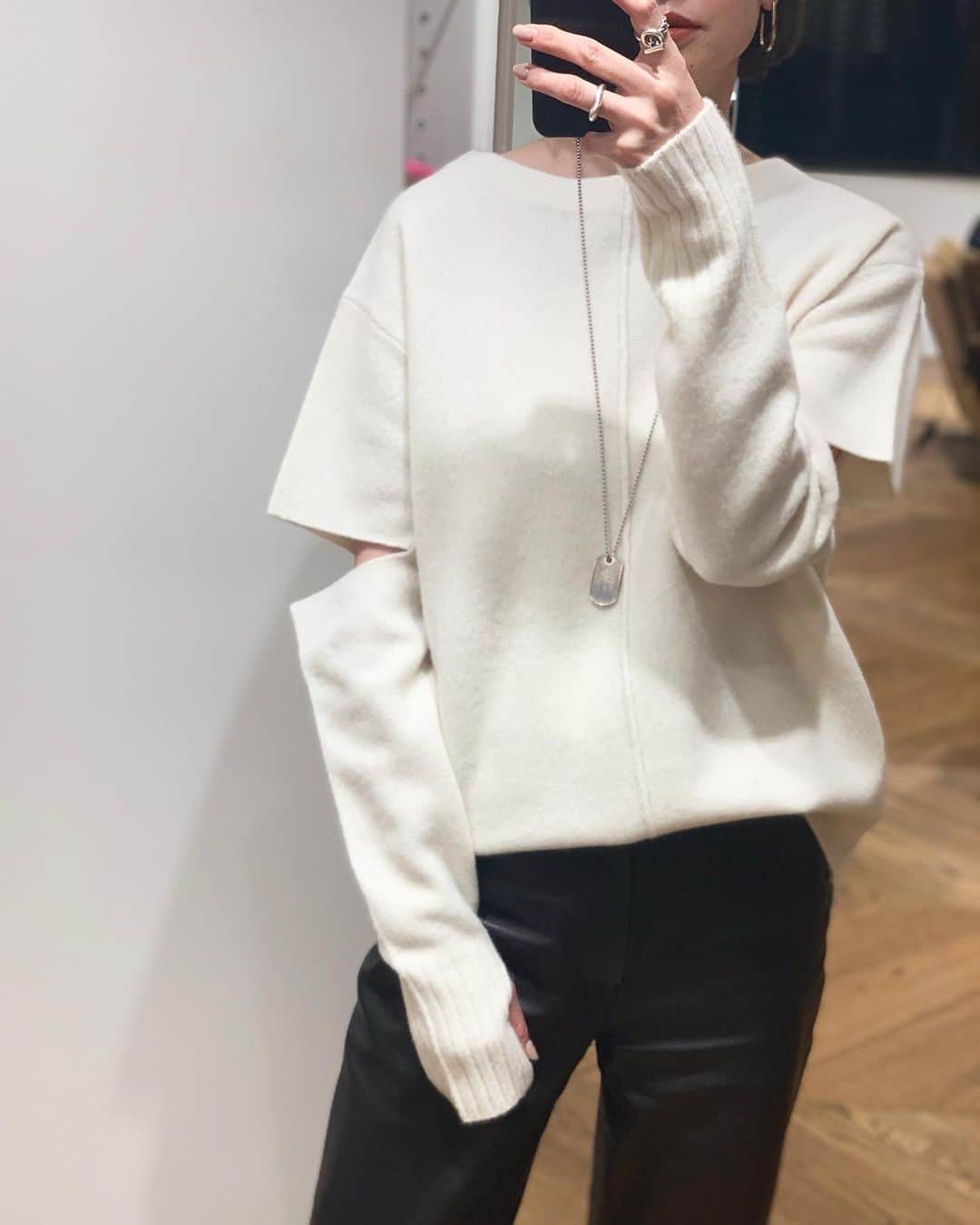 二ノ宮和佳子のインスタグラム：「Slit Knit @aewen_matoph   ウールカシミア糸を使用した すこーし圧縮感のあるニット 肘のスリットをポイントに、程よくゆとりのあるシルエットに仕上げました 私はフロントをインにして着ています  これからの季節はブラウスやカットソーとレイヤードしたり、肌寒くなってきても色んなスタイリングが楽しめるニット 指抜きをつけたので、アームウォーマー風にも着れちゃいますよ 他に、ダークグレー、ライトグレー、イエローがあります  #aewenmatoph #イウエンマトフ #slitknit #unitedarrows #ユナイテッドアローズ」