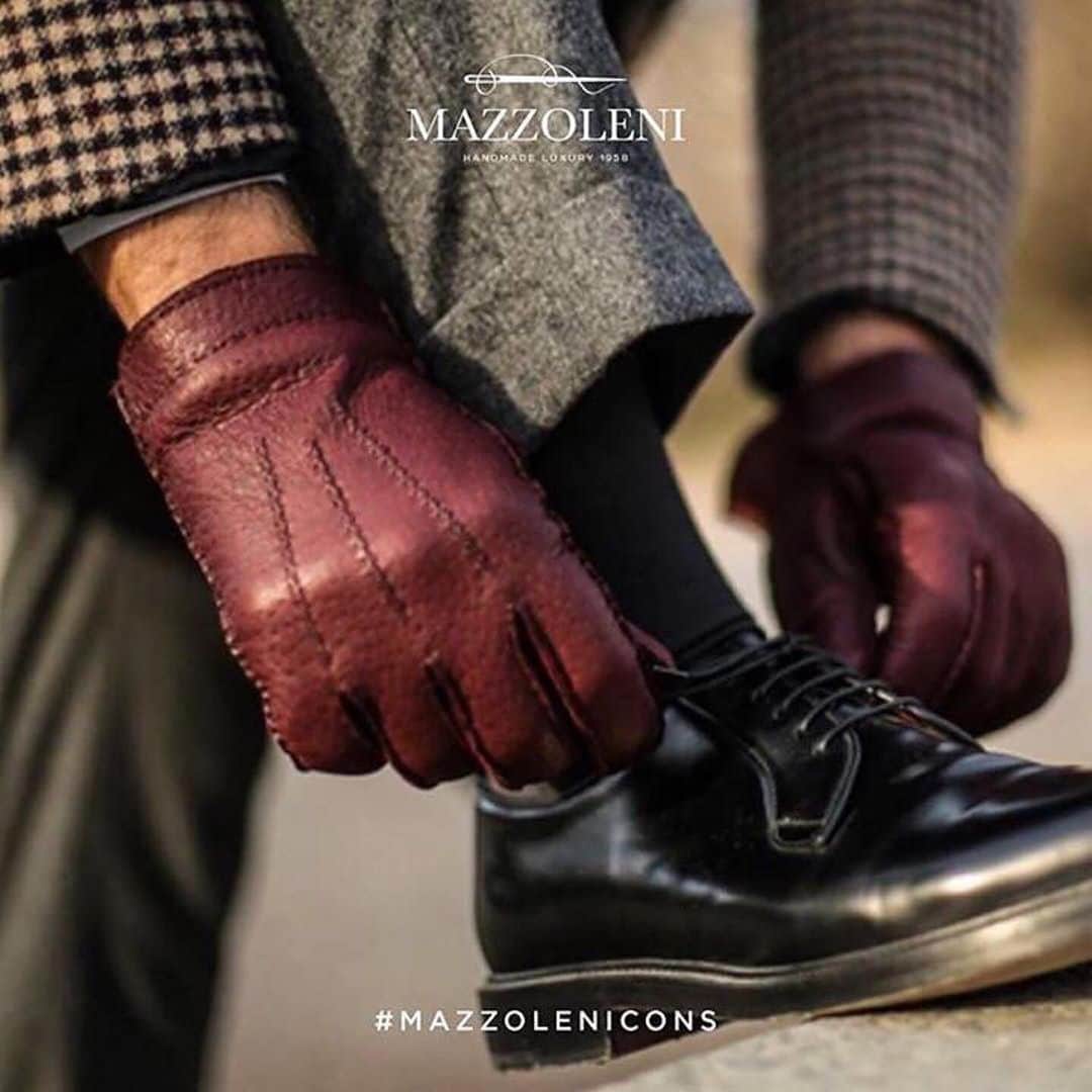 のインスタグラム：「Through knowledge, elegance turns from a privilege into a choice. Thanks to @fabioattanasio #peccarygloves  #peccaryleather #peccary #mazzolenigloves  #mazzoleni #peccary」