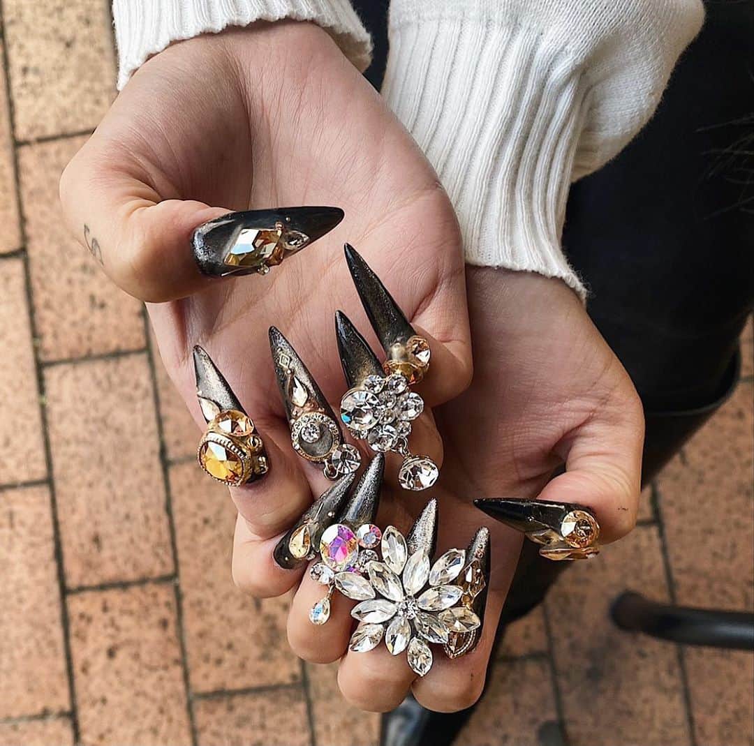 のインスタグラム：「𝓬𝓱𝓪𝓷𝓰𝓮 𝓶𝔂𝓷𝓪𝓲𝓵💅🖤 . . . はい可愛い！！！！ 今年はしっかり誕生日前に ネイル行けたンゴ😚💖💋💋 . 黒のギャラクシーと ゴテゴテ以外はおまかせで してもらったよ🤍🖤 . じゅりさんあみの好み 知りすぎてて神様👻🖤 . いつもありがとうございます✌️ . 10周年もおめでとうございます🖤 . by @lapisravi_nail . #changemynail#newnail #blacknail#longnail#galnail #birthdaynail#garaxy#black #lapisravi#10yearsaniversary #instagram#instaday#instadaily #instalife#instastyle#instalove」