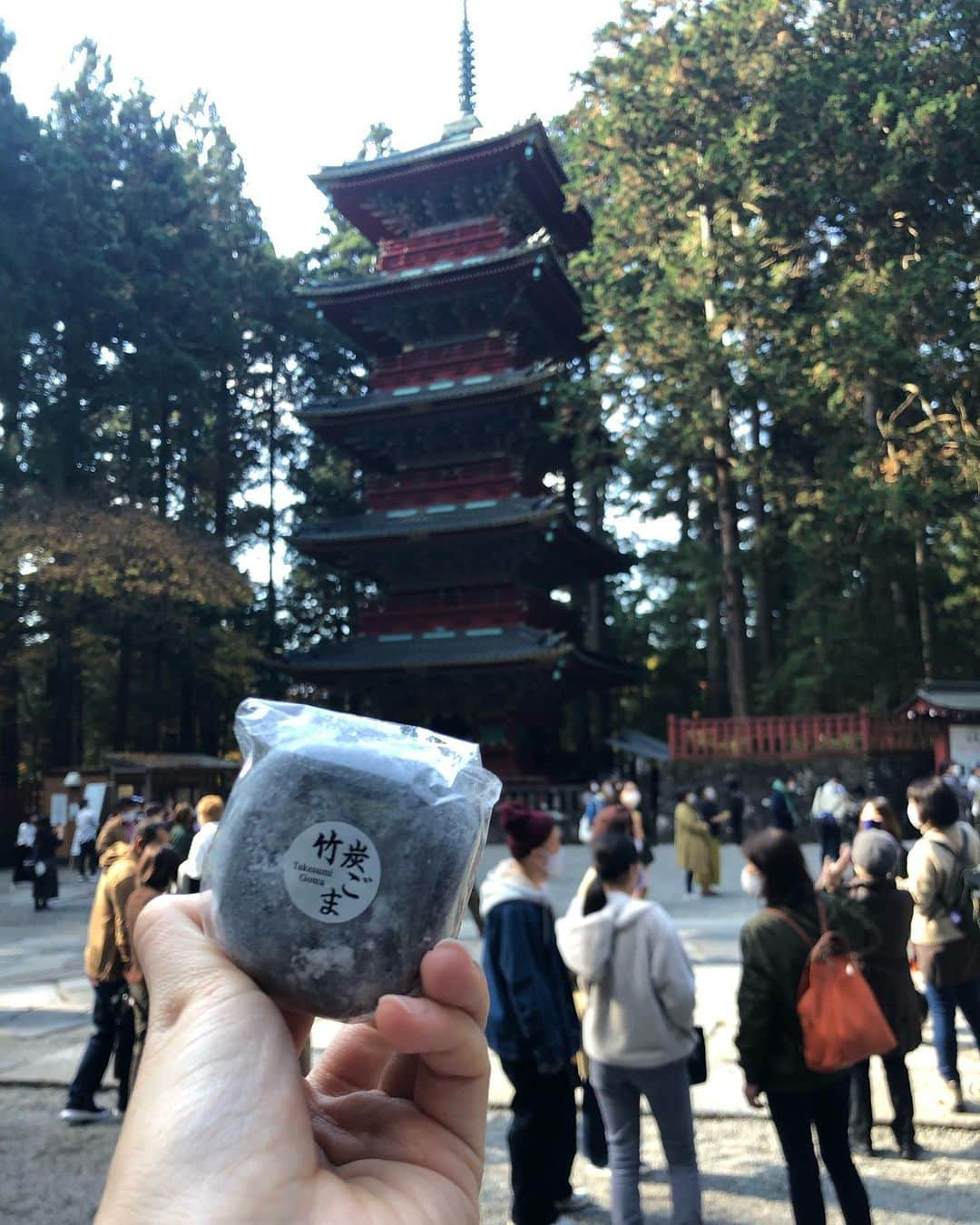 岡村真依さんのインスタグラム写真 - (岡村真依Instagram)「東照宮で食べた大福美味しかった〜💖💖💖 ・ 奥社まで行って戻ってきて💗💗💗糖分必要だよね❣️って言いながらパクリ😋 ・ すごくお餅の生地がしっかりしてて✨✨あんこも美味しいの🤩💖 ・ #日光東照宮 #奥社宝塔 #nikko #tochigi #日光 #栃木 #日光は栃木県 #大福 #おいしい大福 #福徳大福 #日光福徳だいふく #仮屋崎さん #girlstrip #travelphotography #travelgram #traveljapan #女子旅 #おいしいもの #😋」11月10日 18時46分 - maimai_maai