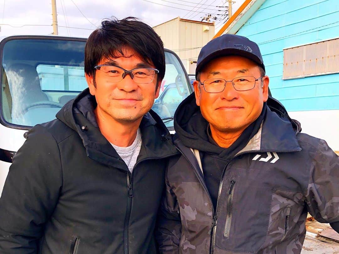 乾雅人のインスタグラム：「人生を豊かにしたいなら、釣りとサウナと旨いものを嗜めばいいと思う。 茅ヶ崎 朝6時。 20数年ぶりに…釣り人なら知らない人はいない、プロアングラー・ライター村越正海さんと偶然の再会。 その昔、憧れの村越さんに番組にご出演いただき、数日に亘りロケをご一緒した。 その時に教えていただいた海・釣り・自然…は今も心に刻まれている。 昨日もまた20年前と同じように目から鱗のアドバイスをいただきました。」