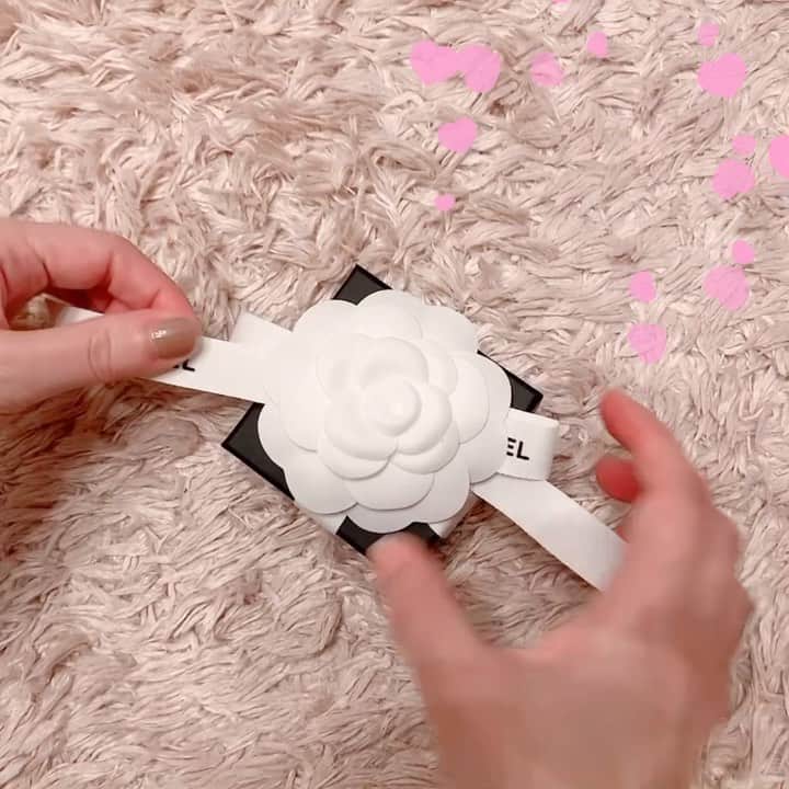 町田亜里香のインスタグラム：「ピコタンなかなか買えない私に… なにか他に欲しいものないの？と… シャネルのピアスを頼んだら🤭 都内行く日ついでに寄ってきてくれた🥺 ありがとう…🥺🥺 ピコタンいつ買えるんでしょうか。笑 . . でもピアス買えたからハッピー🥺 ネイル取れてて💅映えないけど 流行りのオープン動画←名前は知らない😱 . . ゴールドのシンプルなものが欲しくて これにしたよ😶❤︎ …かわいいぃぃぃ🥺🥺🥺🥺🥺 . . . #シャネル #chanel #プレゼント  #購入品 #開封動画 #オープン動画  #ピアス #アクセサリー #シャネルピアス  #可愛い #ゴールドアクセサリー」