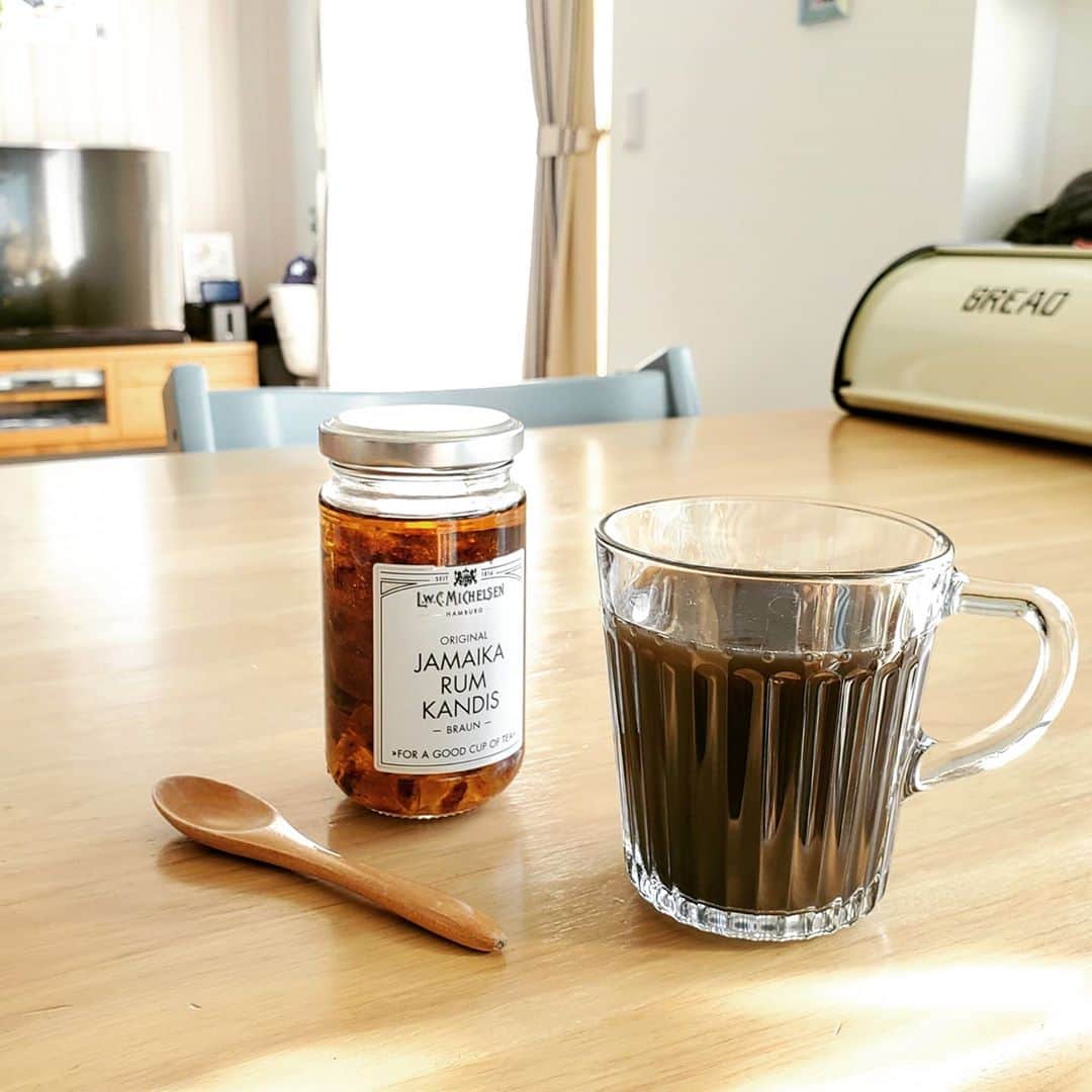 aicoco0202さんのインスタグラム写真 - (aicoco0202Instagram)「. . . . . . . ★#coffeetime ★ . . . . KALDIで見つけた#rumkandis 🍯 . . . てん菜糖の氷砂糖をラム酒漬けにしたもので コーヒーや紅茶にプラスすると やさしい甘さにふんわりとラムのいい香り…💕💕 . . 気分もリラックスできて癒やされるから 最近お気に入りでよく入れて飲んでるよ🥰☕ . . . いつものホットドリンクも味変して楽しめるから これからの寒い季節は欠かせないITEMになりそう❤ . . . . . #おうちcafe#おうちカフェ#KALDI#KALDI購入品#ラムキャンディス#コーヒータイム#コーヒーのある暮らし#コーヒーのある生活#コーヒーブレイク#おうち時間#暮らしを楽しむ#おうち時間を楽しむ#丁寧な暮らし#コーヒー好きな人と繋がりたい #foodstagram#foodpic#フードスタグラム#cooking#cookingram#クッキングラム#delistagrammer#デリスタグラマー#instafood#インスタフード#フーディーテーブル#locari#kurashiru#aicokitchen13」11月10日 9時56分 - aicoco0202