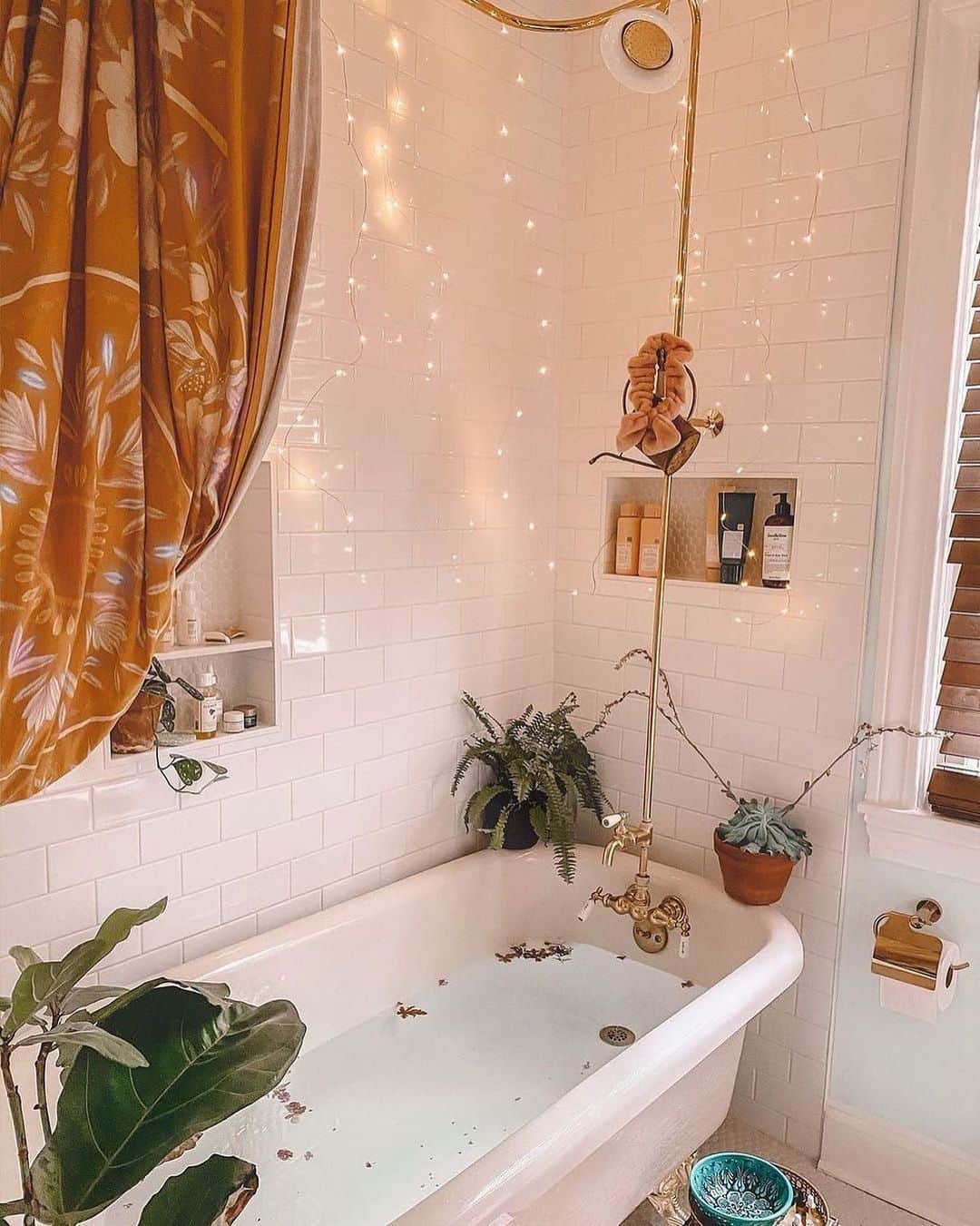 Urban Outfittersさんのインスタグラム写真 - (Urban OutfittersInstagram)「It’s never a bad time for a bath. Thanks for the reminder, @indies_hippie_home. #UOHome」11月10日 10時09分 - urbanoutfitters