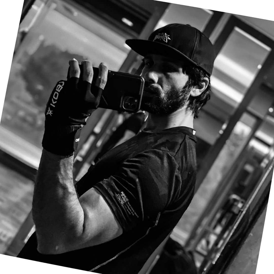 シャーヒド・カプールのインスタグラム：「#earlymorning training.... #thebest」