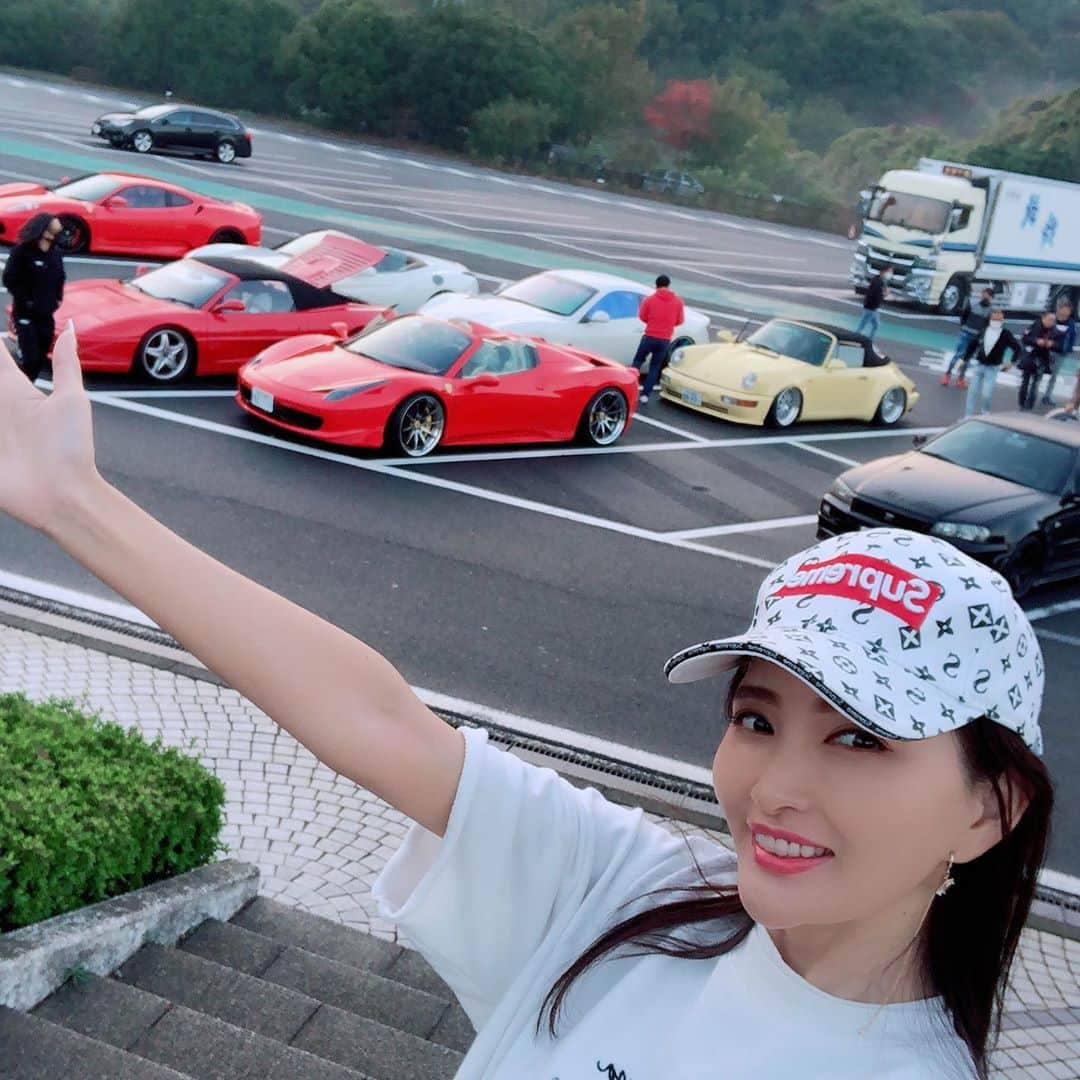 マキろんさんのインスタグラム写真 - (マキろんInstagram)「かおたんの同級生 ADVANCE auto mobile🏎さん のご招待で 三豊ドリームカーフェスタ ラリーに参加してきました💖✨ ・ スーパーカーの爆音を 久々にきいてレースクィーン時代に 戻った気がしたぁ⤴️✨💖 ・ ポルシェ2台、マセラティ、フェラーリ、GTRで走行させていただき 沿道のみなさんがたくさん応援 手を振ってくださったりありがとうございました‼️ ・ 事故もなく無事ゴール💖 各ポイントでご当地のお土産や名産品をいただいて帰りは大荷物になってましたよー😌ほくほく💖 ・ ほんとに楽しくて 感謝の一日でしたー💖✨ ・ 三豊市や各地のみなさんが 協力してくださってる姿や スタッフさんの連携、地元の方達の応援にとても胸が熱くなりました‼️ このような時期ですが普段は目にすることができないスーパーカー70台が各地を走行して活気ある町づくりに貢献できたと思います‼️ ほんと夢のある企画😘 がんばろー日本‼️🏎 ※レースクィーン時代の写真少し貼っておきます #山内智恵#マキろん#chieyamauchi#makiron #japanesegirl #三豊ドリームカーフェスタ #スーパーカー#lanborghini #porsche #ferrari #gtr #maserati #ポルシェ#フェラーリ#マセラティ #ランボルギーニ #supercars #三豊市 #香川県 #racequeen #レースクィーン」11月10日 10時16分 - chieyamauchi