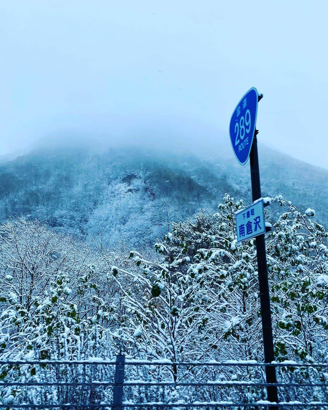 谷川じゅんじさんのインスタグラム写真 - (谷川じゅんじInstagram)「First snow in Fukushima. 今年の初雪は南会津から。広いねニッポン。#eyesin #aizuwakamatsu #goodneighbors #thisisjapan」11月10日 10時17分 - junjitanigawa