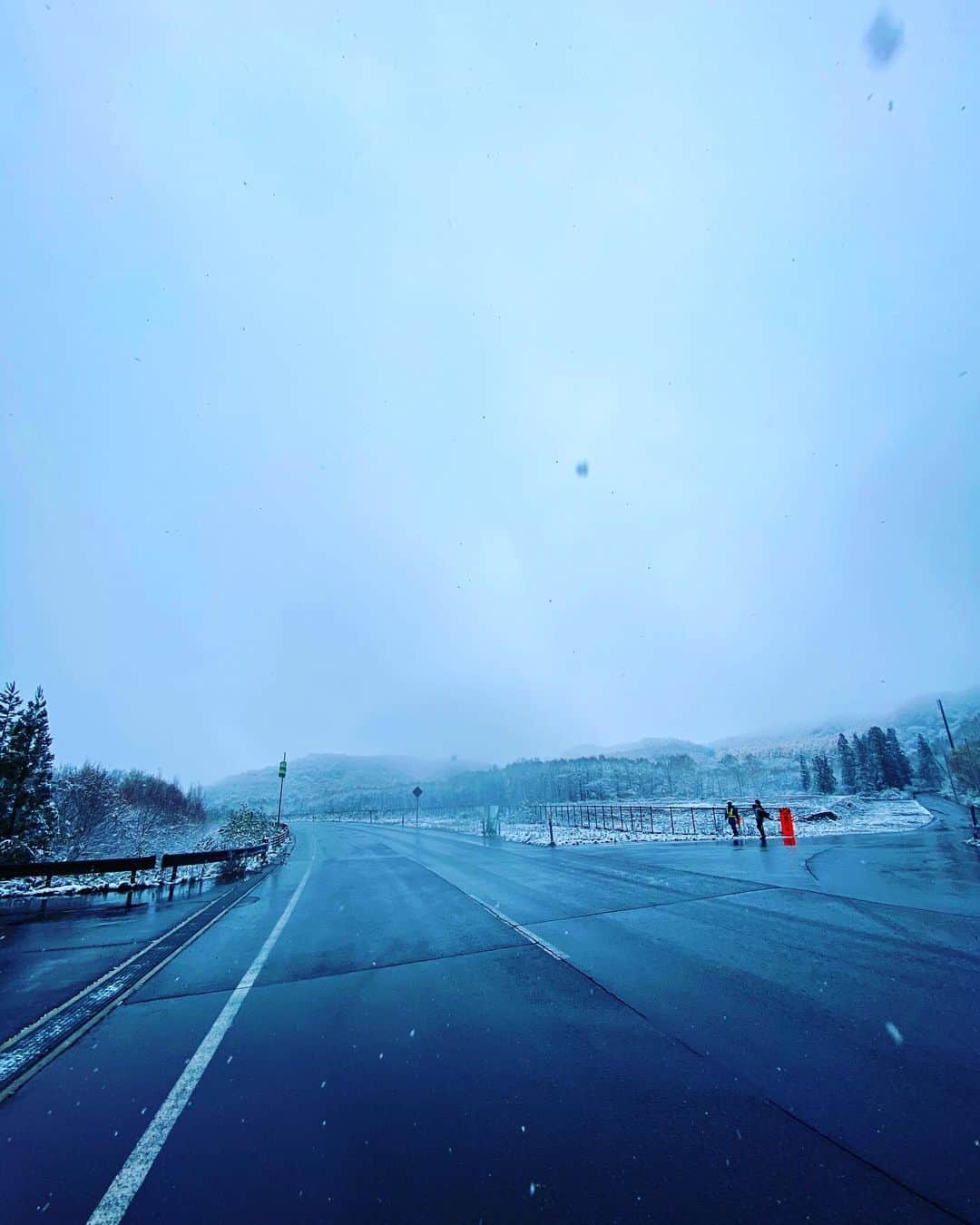 谷川じゅんじのインスタグラム：「First snow in Fukushima. 今年の初雪は南会津から。広いねニッポン。#eyesin #aizuwakamatsu #goodneighbors #thisisjapan」