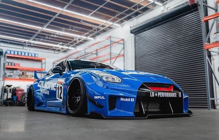Wataru Katoさんのインスタグラム写真 - (Wataru KatoInstagram)「LB Silhouette WORKS GT Nissan 35GT-RR #calsonic color in USA 🇺🇸 !!  Well done !! Love the racing style !! You can choose any LB style whatever you want !! Special thanks to @aerosunzusa & @eden_customs & @whateverntbad & @libertywalk.usa & @ltmw  #ltmw#usa#semashow#libertywalk#calsonic #fiexhaust #fivextires #apherlife #stancenation#lbworks#libertywalkkato#bride#haghaghotel#libertywalkeu#nissan#nissangtr#gtr#gtrr35#formuradrift#lb97forged #lbtokyo#drift#widebody#日産」11月10日 10時18分 - libertywalkkato