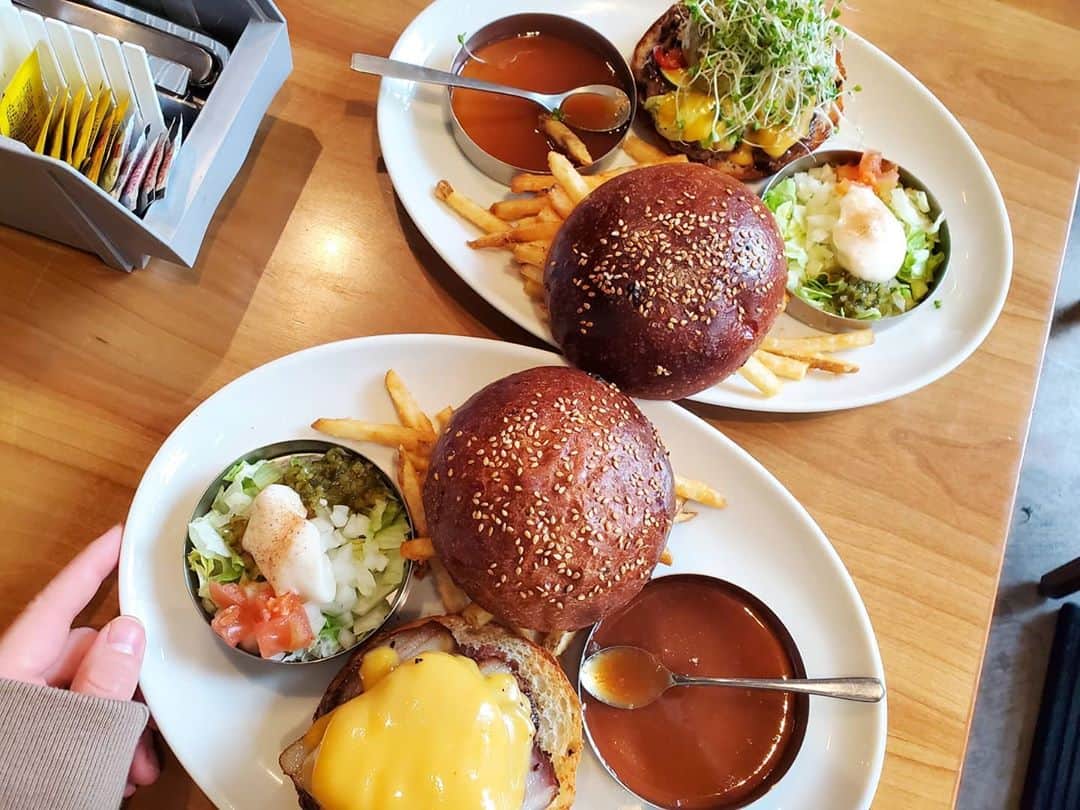 千鶴のインスタグラム：「. 月イチ贅沢🍔  ほんとは週一で食べたいけど!! 体重恐ろしいことになりかねないから 今は我慢←  #hamburger #theburgershop393  #ザショップバーガー」