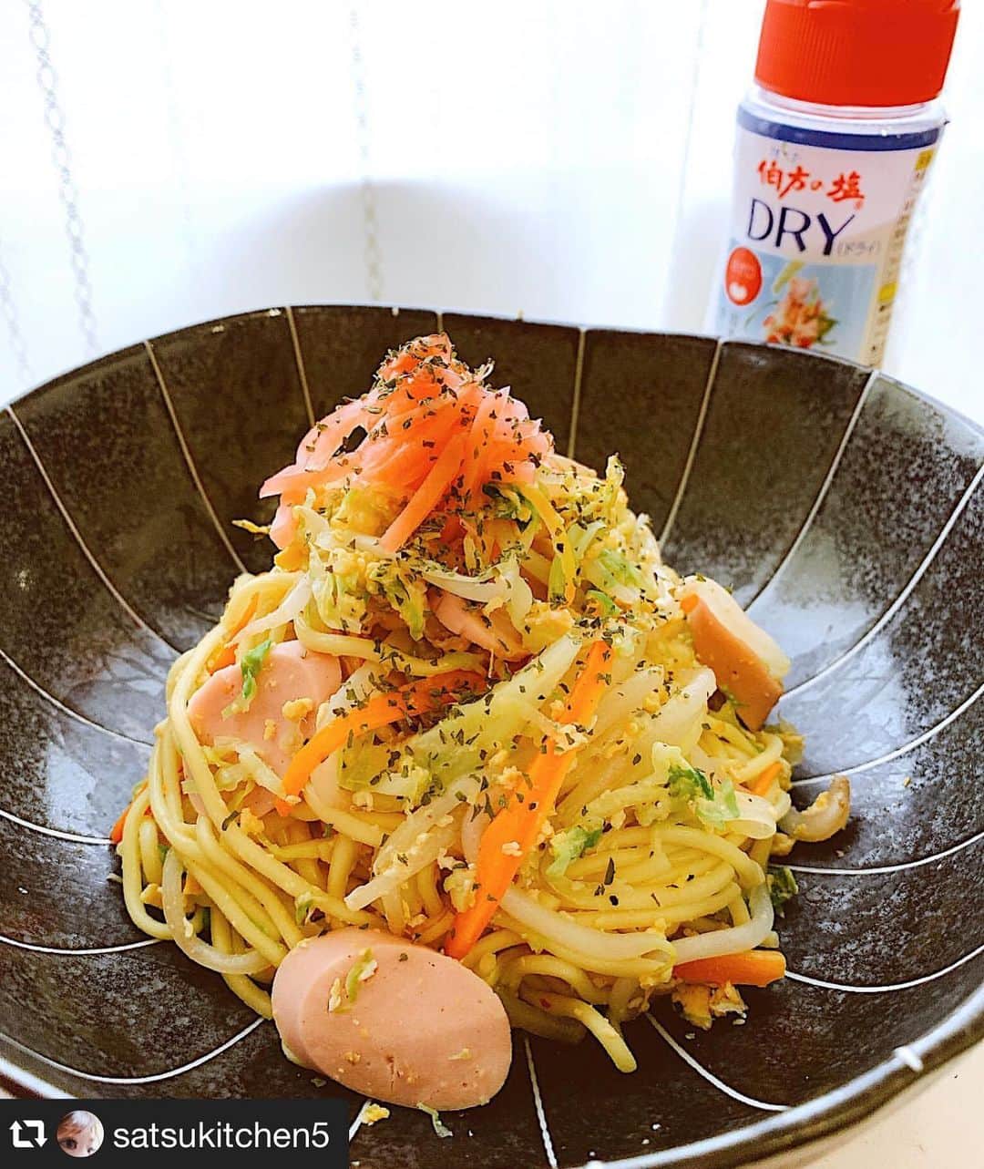 のインスタグラム：「. #repost @satsukitchen5 様 【塩焼きそば】 塩で味つけすることで、具材の旨みや野菜の色鮮やかさ、風味が活かされますよね☺️☝️ 素材の味わいを楽しめるのも塩ならでは💡 お好きな具材を入れて、いつもと違う焼きそばをつくってみてはいかがでしょう🙆‍♂️🌈 ソース焼きそば派という方もぜひお試しください！ 味の決め手はやっぱり、塩味を効かせたい料理にぴったりの「#伯方の塩DRY」 ですね☺️✨ . #伯方の塩#焼きそば . 〰️〰️〰️〰️〰️〰️〰️〰️〰️〰️ . 𖤣𖤥𖠿𖤣𖤥 簡単お昼ご飯 ＊塩焼きそば #伯方の塩DRY  と白だし､ｺｼｮｳで味付けしたよ🙌  #第3期はかたのしおアンバサダー#伯方の塩粗塩#伯方の塩DRY#フルールドセル#されど塩藻塩  #塩焼きそば#SnapDish#delimia #フーディーテーブル#foodeitable #deristagrammer#豊かな食卓 #デリスタグラマー#lin_stagrammer #foodstagram#foodpic#instafood #ママリクッキング#マカロニメイト #おうちごはんlover#おうちごはん#wp_deli_Japan #satsukitchen5」