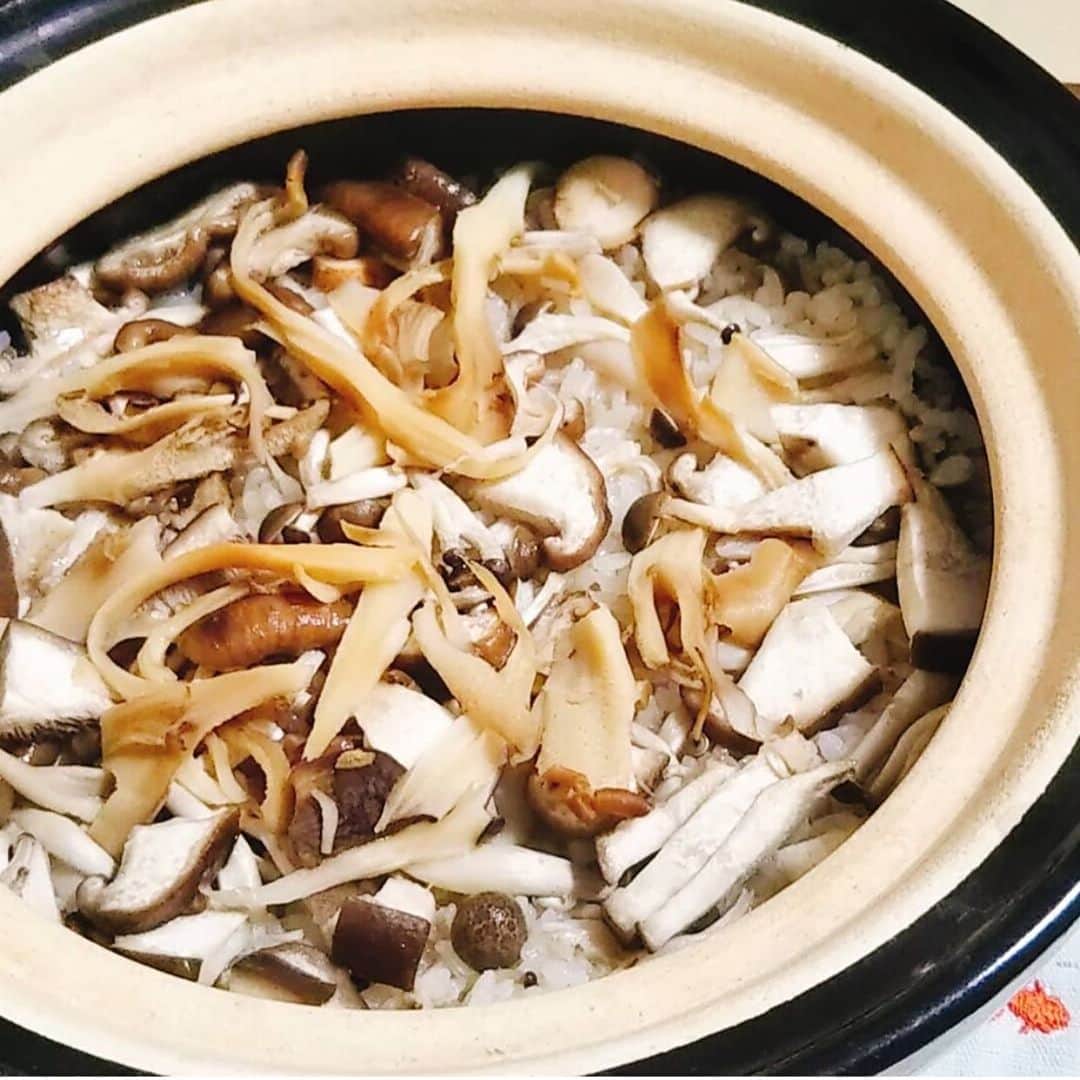 にんべん　おだしでキレイ習慣さんのインスタグラム写真 - (にんべん　おだしでキレイ習慣Instagram)「こんにちは🌞﻿ 今日は @mogumoguyuri さんの #秋のにんべんごはん2020 をご紹介します🐟💓﻿ 「だしが世界を旨くする うまみ塩 」を使ってきのこたっぷりの秋らしい炊き込みご飯🍚を作ってくださいました🥰﻿ ﻿ .﻿ .﻿ .﻿ ﻿ ﻿ #にんべん の #だしが世界を旨くするうま味塩鍋スープ を使って秋らしくきのこ🍄の炊き込みごはんを作ってみた🍚﻿  椎茸、しめじ、舞茸の香りとスープがごはんに染み込んでとっても美味しく出来ました！﻿ ﻿ #秋のにんべんごはん2020﻿ #にんべん新商品2020秋冬﻿ #にんべんだしアンバサダー﻿ #だしのある生活﻿」11月10日 10時26分 - ninben.dashiambassador