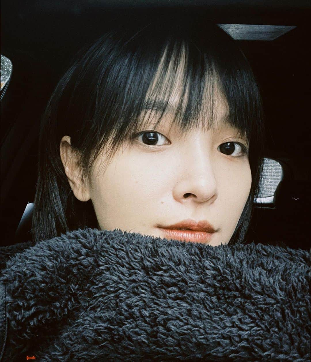 吳子霏（Ellen Wu）のインスタグラム：「早安！Gâu-tsá拍戲去 變好冷，大家注意保暖」
