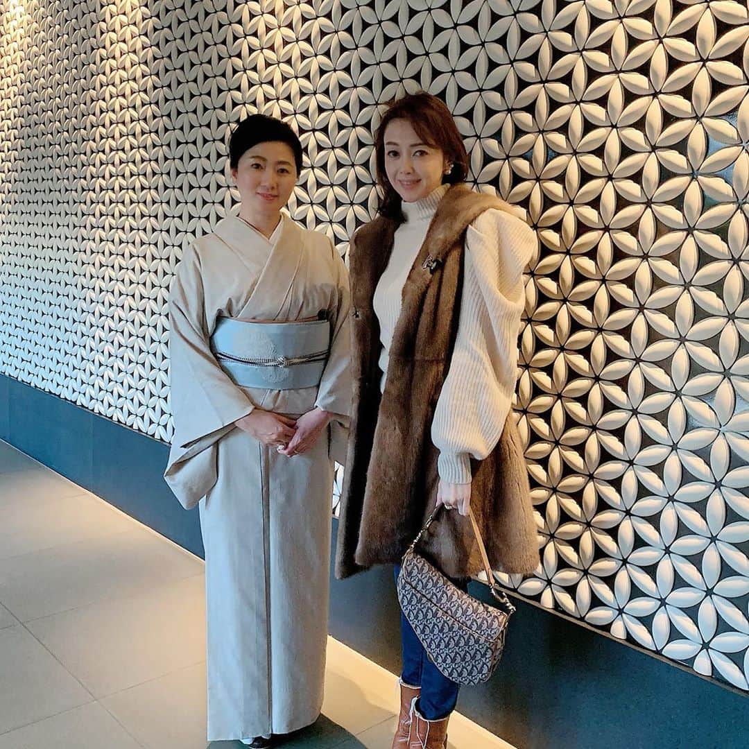 のインスタグラム：「勝山健史✖︎リッツカールトン京都🍁 勝山さんの作品が期間限定でリッツカールトン京都で展示されています❣️彼方此方にアートの様に飾られていて、とっても素敵でした。ピエールエルメと勝山さんのコラボアフタヌーンティーもとっても楽しかった❣️  洛風林の麗子さん🧚🏻‍♀️と、勝山さん、パリのムッシュと🎅　 エルメのイスパハンはシャンパーニュ🍾に合うー💖  #akurarobe#akurarobefur#pastelmink#realfur#holiday#funtime#」