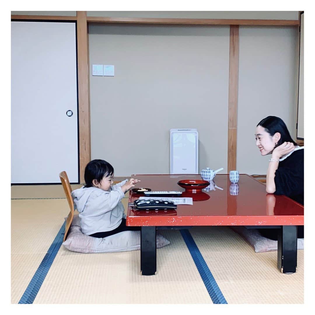 柏木作夢さんのインスタグラム写真 - (柏木作夢Instagram)「何気ない会話と、その先にある優しい微笑み  ボクの宝物。  ☆☆☆☆☆ @nagisanagaya   #思い出#筑波山#つくば市#茨城県#旅行#旅#旅先#旅館#家族旅行#笑顔#妻#息子#景色#柏木景色#ちゃぶ台#こどものいる暮らし #子供のいる暮らし #mood#smile#family#son#love#l4l#f4f#photooftheday#love」11月10日 10時34分 - samukashiwagi
