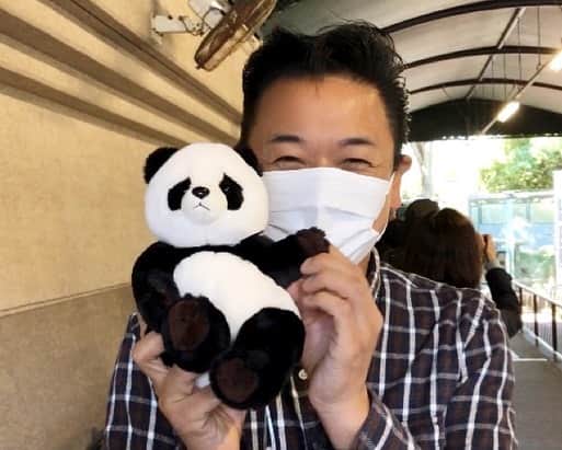 北川大介さんのインスタグラム写真 - (北川大介Instagram)「おはよう！ 先日、上野に行ってきました。 2017年6月に日本の東京都上野動物園で生まれたジャイアントパンダのシャンシャン(香香)が今年12月に中国に行って(返って)しまうので、上野動物園に逢いに行ってきました！ やっぱり大人気！ たくさんのお客様がシャンシャンに逢いに来ていました。 メチャメチャ大きく成長していました！ 元気な成長ぶりのシャンシャンにパワーをもらってきましたよ！ 皆さんにも元気パワー届け〜🤗 現在3歳のシャンシャン🐼帰国後はお相手探し、年齢的にちょうどいいタイミングなのだそうです。 中国で優しいお母さんパンダになる事でしょう(^^) 元気なレッサーパンダにも逢いましたよ！ えっ？レッサーパンダって〜 昔の名前はパンダだった！？ レッサーパンダはその昔、パンダと呼ばれていましたが、ジャイアントパンダが発見されてからはジャイアントパンダがパンダと呼ばれたために、レッサーパンダとなり現在に至っています。 レッサーは英語でlesser「小さいほうの」という意味。 レッサーパンダは「小さいほうのパンダ」です。 かわいい名前だね(^^) ちなみに中国語では、パンダが大熊猫、レッサーパンダが子熊猫ですよ〜 ・ 後日YouTubeだいちゃんねるで、上野動物園に行ってきました〜の動画配信をしますので、お楽しみに！ もちろん上野の西郷さんにもお逢いしてきました。 ・ ・ #上野 #上野動物園 #ジャイアントパンダ #パンダ #🐼 #シャンシャン #レッサーパンダ #西郷隆盛像 #北川大介 #YouTube #だいちゃんねる #えくぼ #八重歯 #リーゼント #イエーイ #顔晴ろう #一生青春 #早くコロナが収束しますように」11月10日 10時34分 - kitagawadaisuke_official
