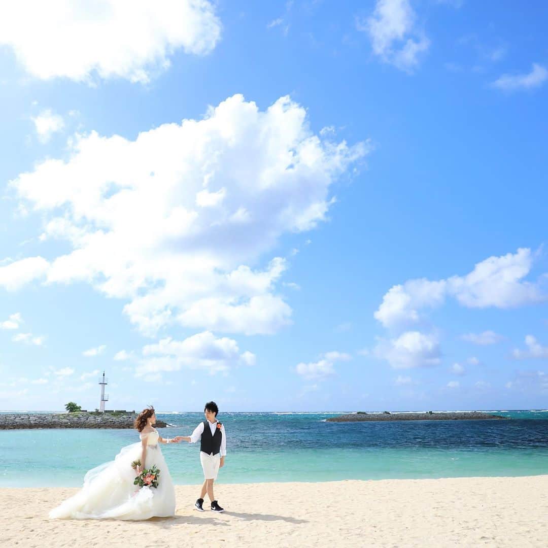 ベストブライダル公式 ハワイウエディングさんのインスタグラム写真 - (ベストブライダル公式 ハワイウエディングInstagram)「沖縄ウェディングの魅力といえば なんといっても青い空と海＊* . この景色に魅了されて 何度も訪れる方も多いのでは？ . ビーチでのウェディングフォトツアーで 沖縄ウェディングを さらに満喫してくださいね♩ . Area:沖縄 Chapel:#アートグレイス沖縄 . ---------  ▼公式HPはこちらからCHECK！  https://bestbridal-resort.jp/  . 『#ベストブライダルリゾート』のハッシュタグをつけて結婚式当日や準備のお写真をぜひ投稿してくださいね＊  公式IGでリグラムされるかも♡  --------- . #ウェディングフォト  #ブライダルフォト  #前撮り#後撮り  #ロケーションフォト  #エンゲージメントフォト  #プレ花嫁#卒花  #関西花嫁#関東花嫁  #ロケーション撮影  #2020冬婚 #2020秋婚  #2021春婚 #2021夏婚  #日本中のプレ花嫁さんと繋がりたい  #リゾートフォト#リゾート挙式  #沖縄ウェディング #沖縄挙式 #チャペル挙式 #リゾート婚  #リゾートウェディング  #リゾ婚 #ホテルウェディング  #ビーチフォト #フォトツアー」11月10日 10時36分 - bestbridal_overseas