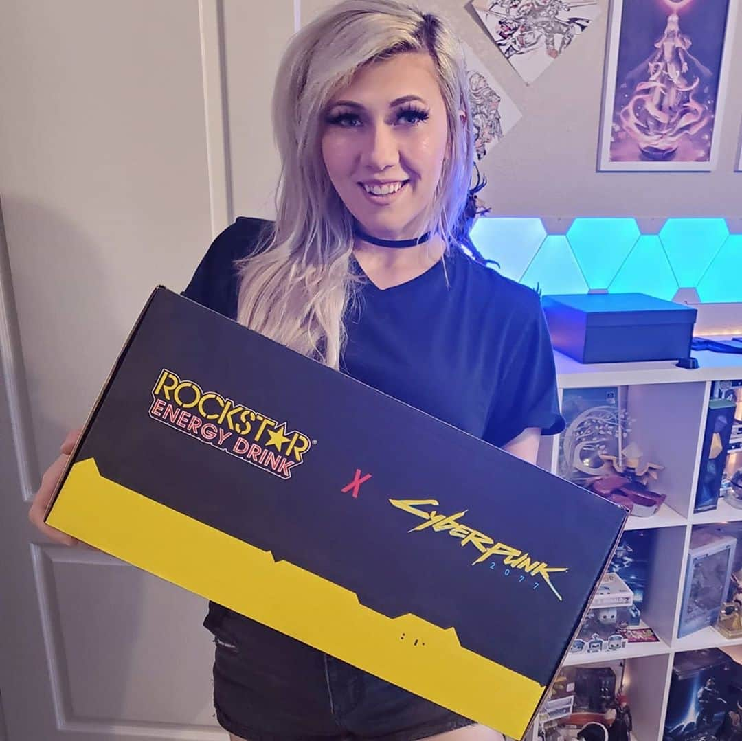 リンジー・エリースのインスタグラム：「WOAH! Massive thank you to @cyberpunkgame and @rockstarenergy for sending this over! You guys have a chance to win some gear too - even a custom 1970 Mustang! Just grab a can, enter the tab code online, and start stacking those entries!! Check it out at 2077.rockstarenergy.com 🤘  Seriously, try the Samurai Cola, it's wild! #Cyberpunk2077 #Rockstarenergy」