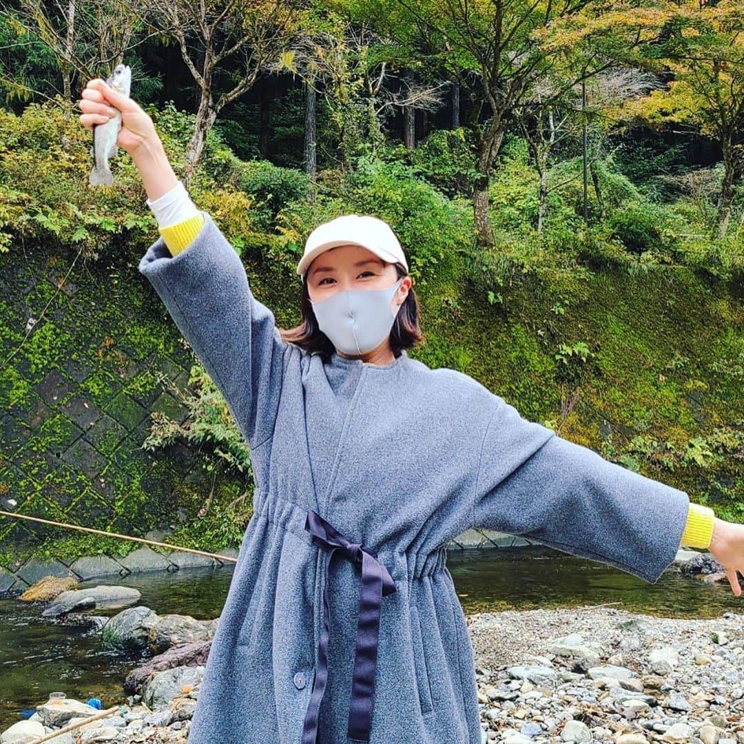 のインスタグラム：「釣ったどぉ〜！！🐟✨ お友達家族と釣りに行ってきました💕 釣ったばかりの魚をさばいてもらって 【命】を頂く大切さを・・・ とてもいい経験になりました👏 こどもたちにはこういう経験を たくさんさせてあげたいなぁ💕  #休日#友達家族 #東京都 #西多摩郡　まだ行ってきたよ #人に逢わずに #秋#満喫#紅葉 も始まってました🍁」