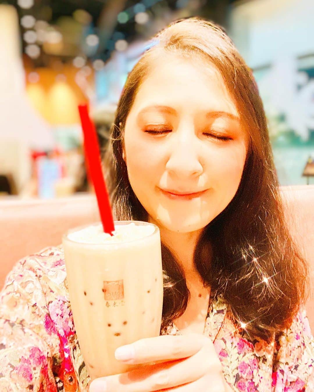 大越かず江さんのインスタグラム写真 - (大越かず江Instagram)「✨春水堂✨  タピオカ✨🍹💕✨  幸せが広がる♥️╰(⸝⸝⸝´꒳`⸝⸝⸝)╯♥️  ✨✨✨✨✨✨✨✨✨✨✨✨  ✨ Chun Sui Tan ✨  Tapioca ✨🍹💕✨  Happiness spreads♥️╰(⸝⸝⸝´꒳`⸝⸝⸝)╯♥️  ✨✨✨✨✨✨✨✨✨✨✨✨ @chunshuitang_tdclaqua  @chunshuitang   #タピオカ  #tapioca  #タピタピ  #春水堂  #happiness」11月10日 10時42分 - bluemoonseasky