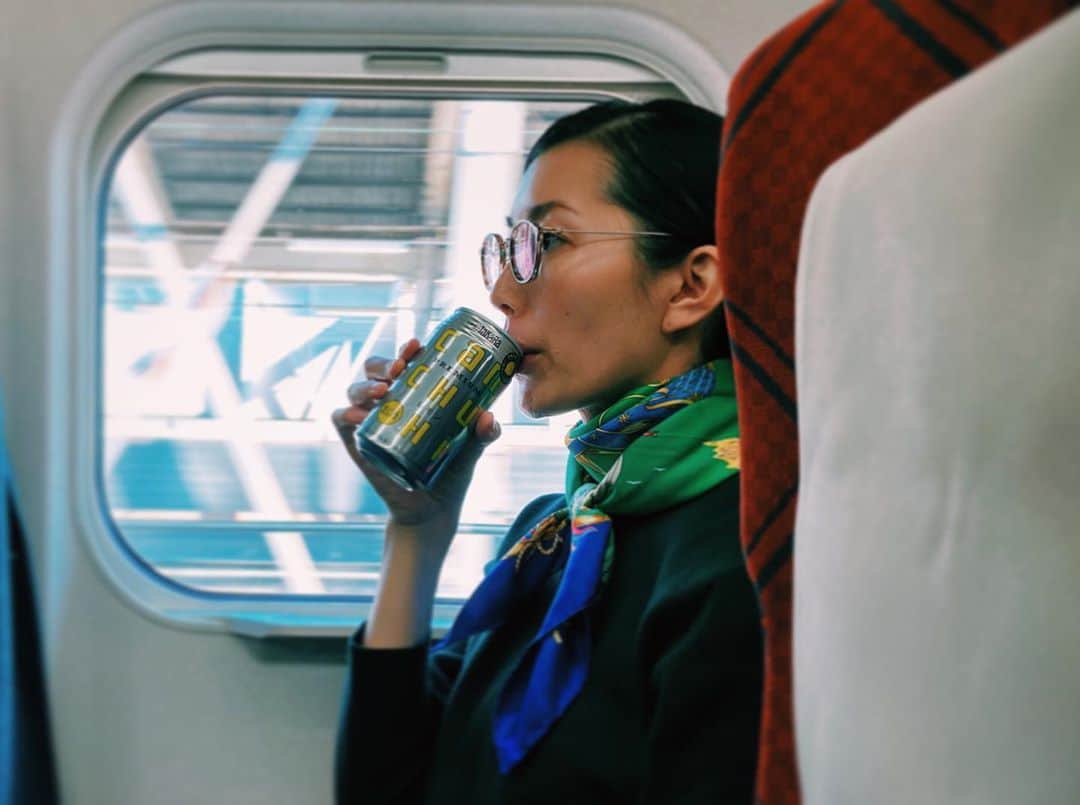 松田珠希さんのインスタグラム写真 - (松田珠希Instagram)「おはようございます。 毎週GOTOの松田です。本日は金沢へ。朝から飲酒して気分をブチ上げさせていただきます。 #毎週GOTO #金沢　#旅行　#新幹線　#飲酒　#trip」11月10日 10時55分 - tamakimatsuda11
