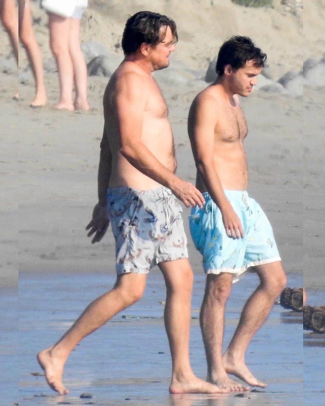 Just Jaredさんのインスタグラム写真 - (Just JaredInstagram)「Leonardo DiCaprio and Emile Hirsch were spotted at the beach this weekend and we have over 100 photos if you tap this pic at the LINK IN BIO. #LeonardoDiCaprio #EmileHirsch Photos: Backgrid」11月10日 10時53分 - justjared