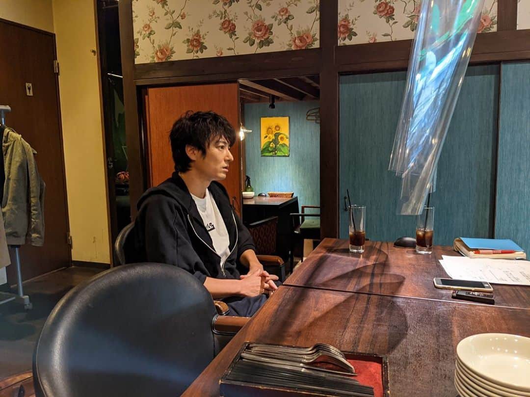 忍成修吾のインスタグラム：「本日発売のFLASHの寄港めしに出させて頂いております☺️ いつも使わせて頂いている、お店で友人でもあるお店のオススメも話させて頂きました‼️ よろしくお願いします。」