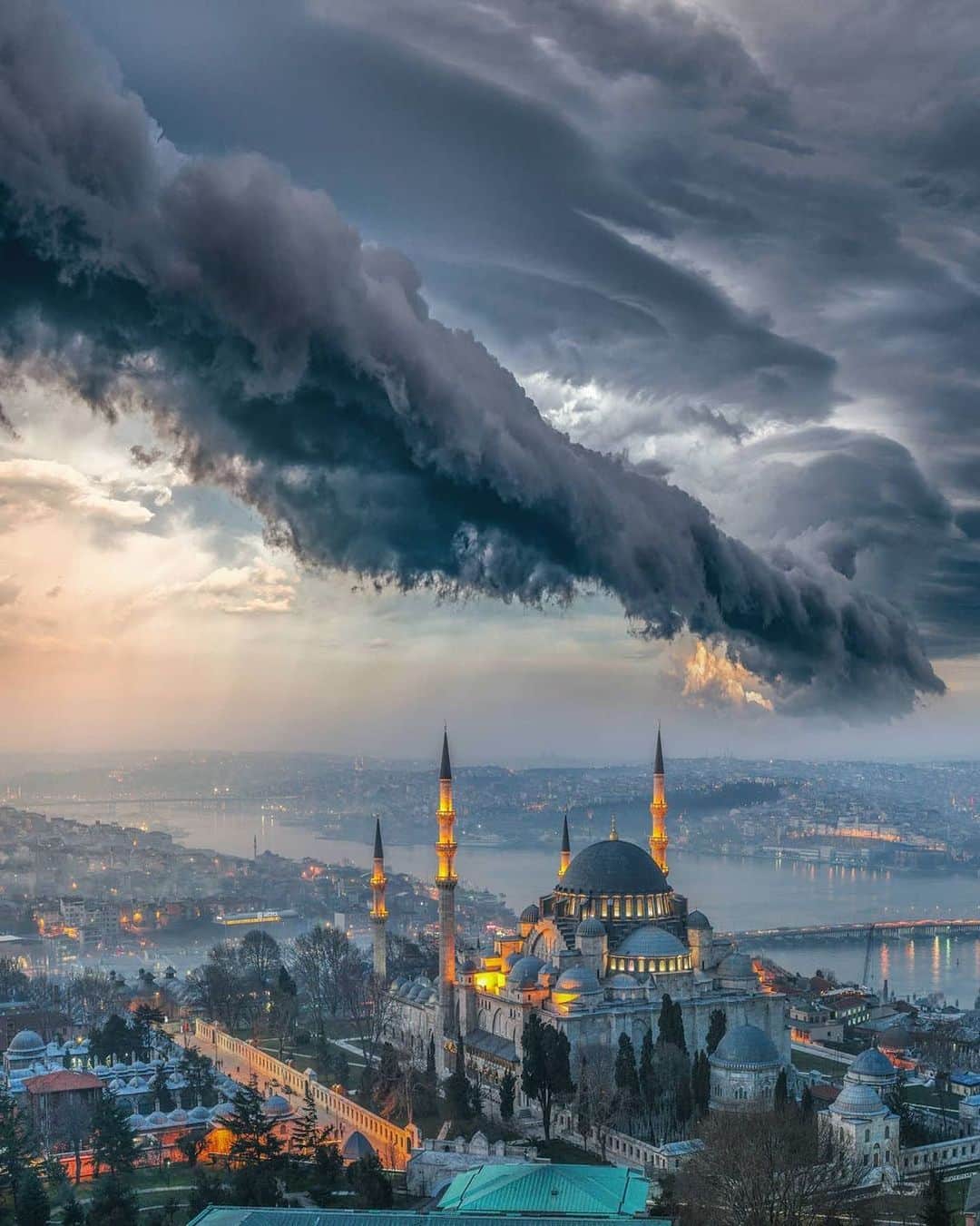 BEAUTIFUL DESTINATIONSさんのインスタグラム写真 - (BEAUTIFUL DESTINATIONSInstagram)「Did you know that Istanbul is the only pan-continental city in the world situated on two continents? ✨ This fascinating city spans Europe and Asia, and is a melting pot of culture and tradition.   Have you explored this captivating locale? Any tips for travelers who haven't been here before? 📝  📸 @shavnore 📍 Istanbul, Turkey」11月10日 11時01分 - beautifuldestinations