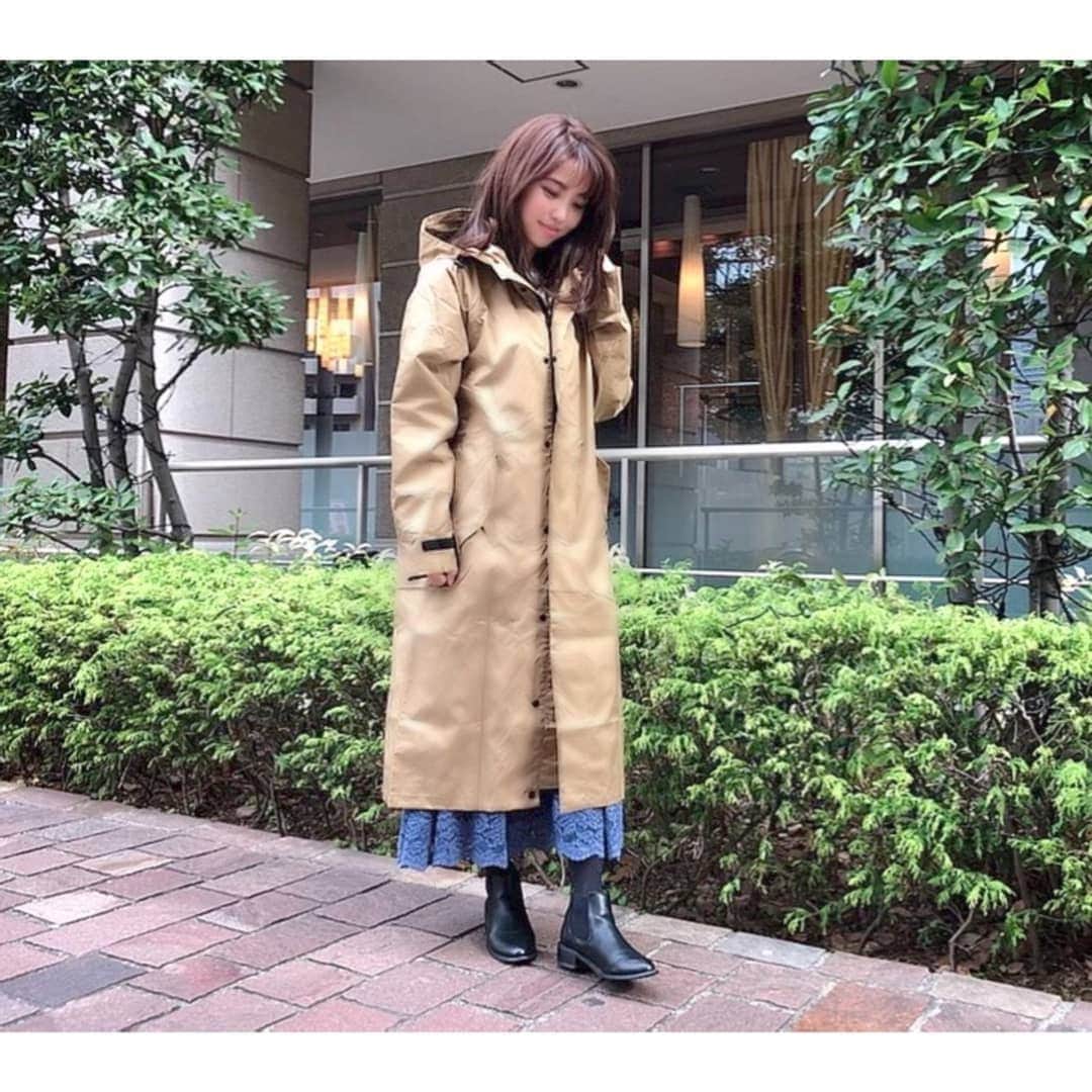 のインスタグラム：「今日はとっても寒いですね😭💦 . 今年は急に雨が降ったりする日が多いけど、そんな時は@ametohare_jp があるととっても便利☔ . パッと見トレンチコートみたいなデザインなのに、しっかりと雨から守ってくれるレインコートなの✨ . これからの時期、雪が降ってる時とかにも重宝してくれそう💕 . 155cmの私でこのくらいの丈感で、お洋服か濡れなくていいからオススメだよ☺♪ . . #アメトハレ #ametohare #レインコート #レインポンチョ #カジュアルコーデ #大人コーデ #カジメイク #pr #raincoat #coordinate #雨の日コーデ」