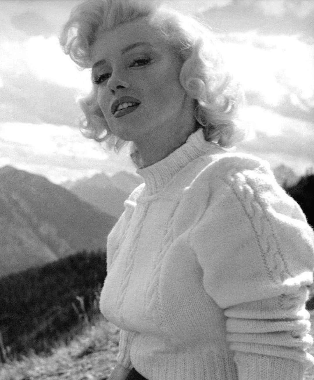 マリリン・モンローさんのインスタグラム写真 - (マリリン・モンローInstagram)「Marilyn in Alberta, Canada to film River of No Return, 1953.🖤 #marilynmonroe」11月10日 11時01分 - welovemarilyn