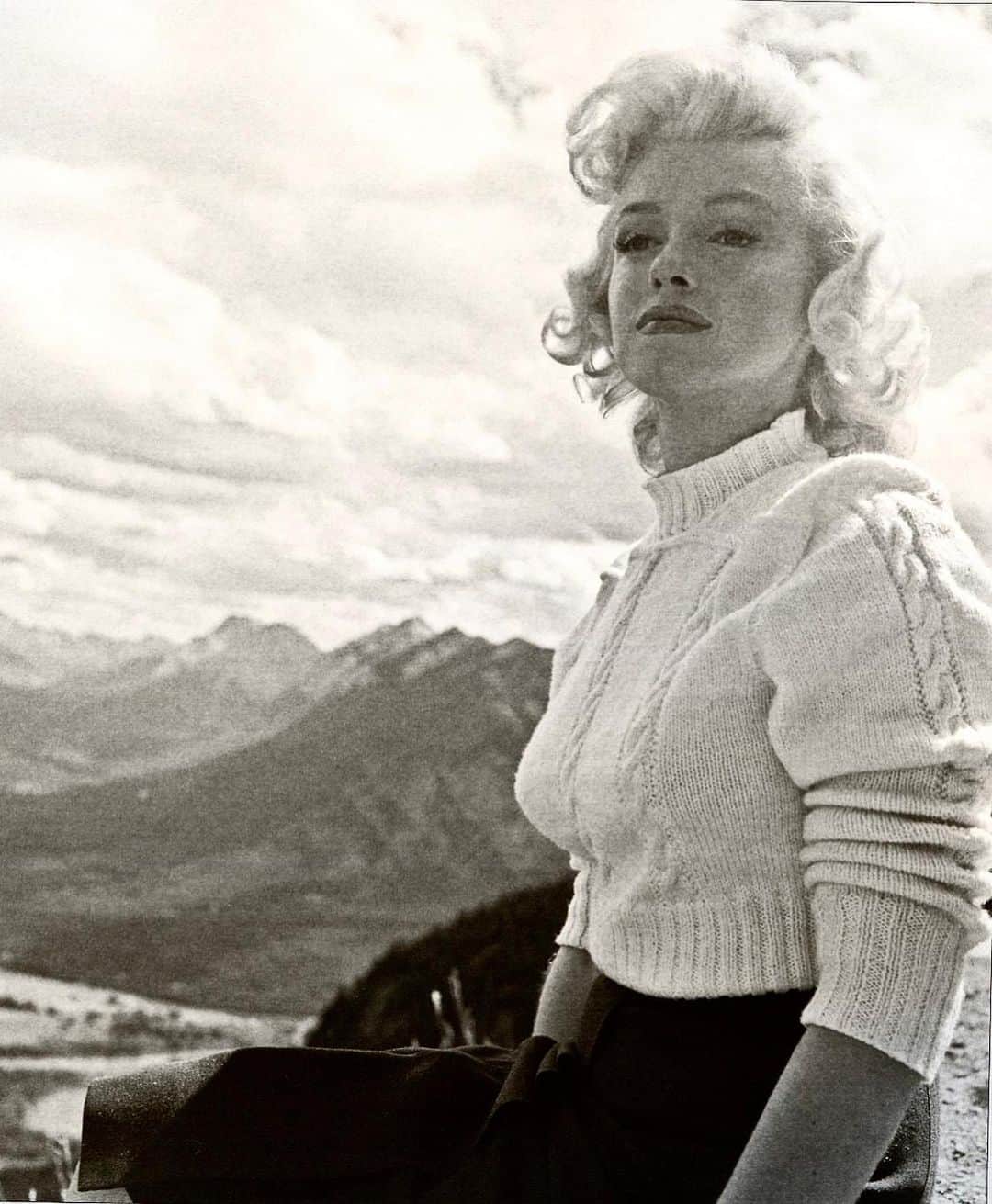 マリリン・モンローさんのインスタグラム写真 - (マリリン・モンローInstagram)「Marilyn in Alberta, Canada to film River of No Return, 1953.🖤 #marilynmonroe」11月10日 11時01分 - welovemarilyn