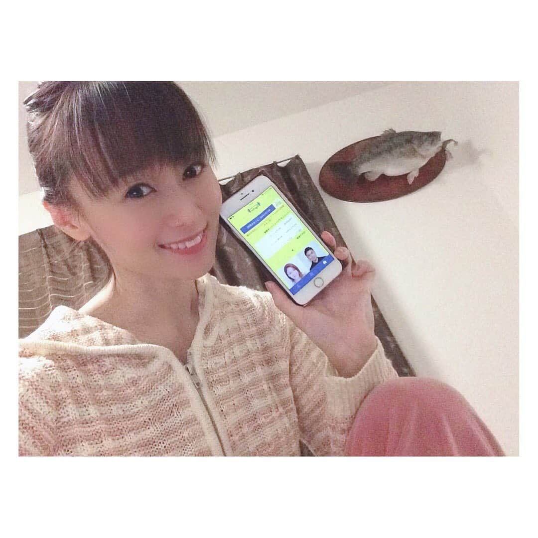 柳野玲子のインスタグラム：「こんにちは😊✨ 先日、オンラインパーソナルトレーニングアプリを使って家で運動〜♪ 今回は女性トレーナーの野中慎里江さん @camerameri に、お仕事で役立つ姿勢改善トレーニングお願いしてみました💓 オンラインでも細かくチェックしてもらえるし、何より家にいながら運動できるなんてこのご時世とても嬉しい✨ 他にも、筋トレやボクシング、ヨガなど色々選べました😊 ↓ @togetherfoxx プロフィール欄のURLからダウンロードできます😊✨  今度は違うメニューにチャレンジしてみようかな♪♪  #オンラインパーソナルトレーニングアプリ #オンラインパーソナル #together #パーソナルトレーニング #おうちトレーニング #ステイホーム #ダイエット #スタイル維持 #筋トレ #筋トレ女子 #パーソナルトレーニング #ビーストプロトレーナーズ #バーチャルボクシング #fitnessgirl #おうち #フォックス #💪🏼」