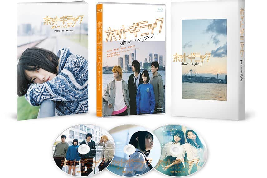 山戸結希さんのインスタグラム写真 - (山戸結希Instagram)「『ホットギミック ガールミーツボーイ』 Blu-ray＆DVD発売を契機としながら、 ひと秋の死闘、届いてしまったならと、 今も喫茶店でぼうっと屈強に祈ります。  ハイ・タッチの果て、 未だ私だけがあの場所で、あなたを信じ倒していることを、これまで一度も言い出せず。  素敵なお手紙を、 神様からの封書のように、 受け取らせていただいています。 信仰を大切に、映画を撮ります、 眼がひらいて、耳がきこえて、心がゆれるありさまに、 偽りのない畏怖を手渡し続けます。  健やかさを愛す。 そのための道を進みながら、 俯きを、躓きを、沈む日を、好んで愛す。 そうしてスクリーンには、真っ暗やみと星。 #ホットギミックガールミーツボーイ」11月10日 11時21分 - yamato_uk