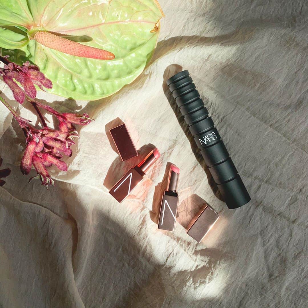 のインスタグラム：「気になってた @narsissist のマスカラ、ボリュームバッチリで塗りやすくてキープ力もあって感動。 前までブラウンマスカラが多かったけど最近はまたメイクや洋服に合わせてブラックも使用頻度が増えてきました♡ リップはアフターグローリップバームのORGASMを🌿 マスカラ NARS クライマックス エクストリーム マスカラ リップ 左 NARS アフターグローリップバーム ORGASM リップ 右 NARS アフターグロー リップバーム DOLCEVITA #nars」