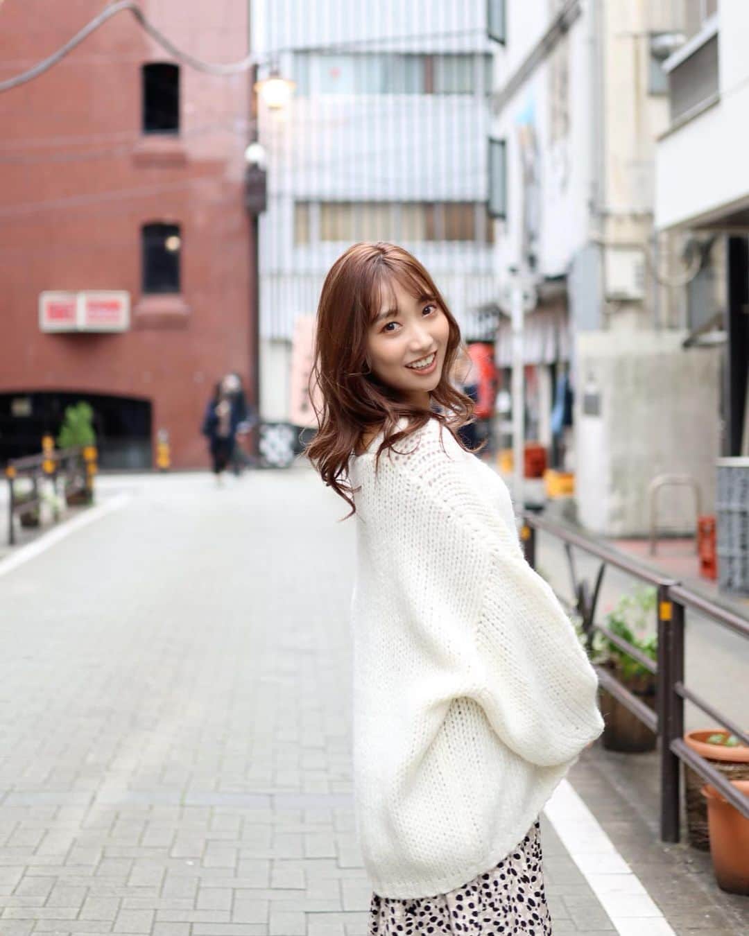 のインスタグラム：「・ いつかの私服ちゃん🐶 ・  knit: @rienda_official  skirt: @azulbymoussy_official  ・ #rienda#azul#azulbymoussy#ootd#swag#brown#beige#autumn#autumncode#私服#私服コーデ」