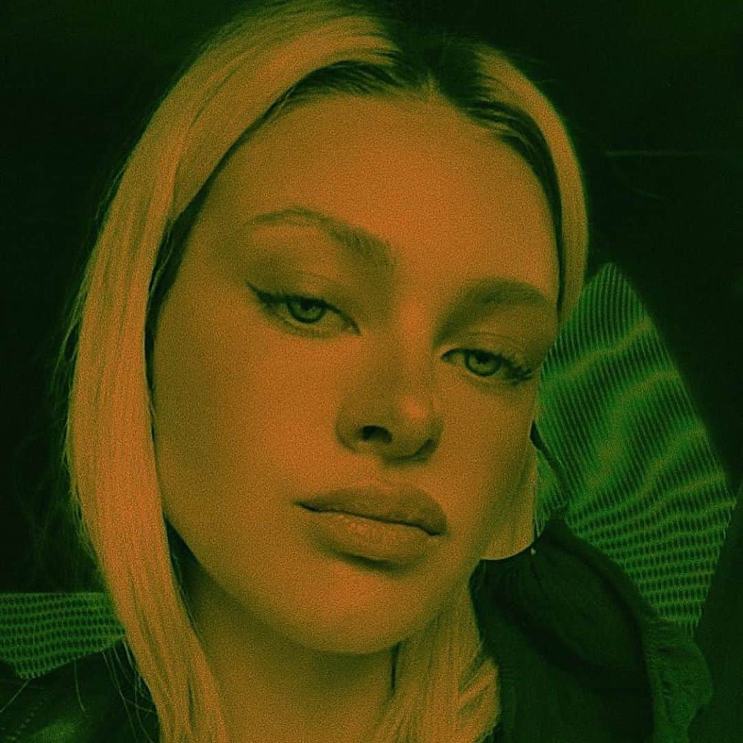 ニコラ・ペルツのインスタグラム：「𝒾𝓈 𝒾𝓉 𝒸𝒽𝓇𝒾𝓈𝓉𝓂𝒶𝓈 𝓎𝑒𝓉」