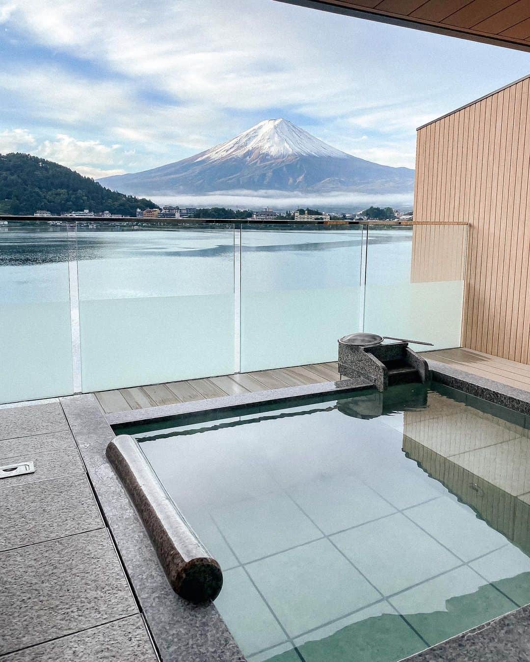 Manamiのインスタグラム：「#moonlitの社員旅行 今年は海外に行けずなので温泉旅行へ行ってきました♨️ とっても素敵なお宿で、 ご飯も美味しくて温泉も最高！ 卓球大会したり、遅くまでお部屋でゲームしたり、 サファリパークと富士急行ったり めちゃめちゃ楽しかった❤️ 6姉妹みたい👯‍♀️👯‍♀️👯‍♀️👶🏻  たくさんリフレッシュしてこれからもよろしくみんな😘」